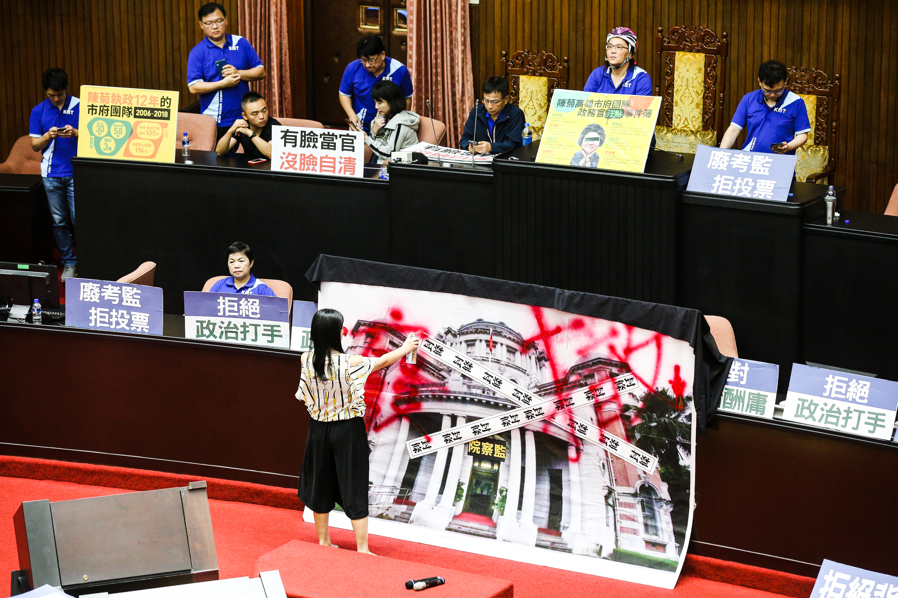 民眾黨立委高虹安在查封監院的大海報上噴漆寫上廢撤等字樣，聲援國民黨癱瘓議事的行動。