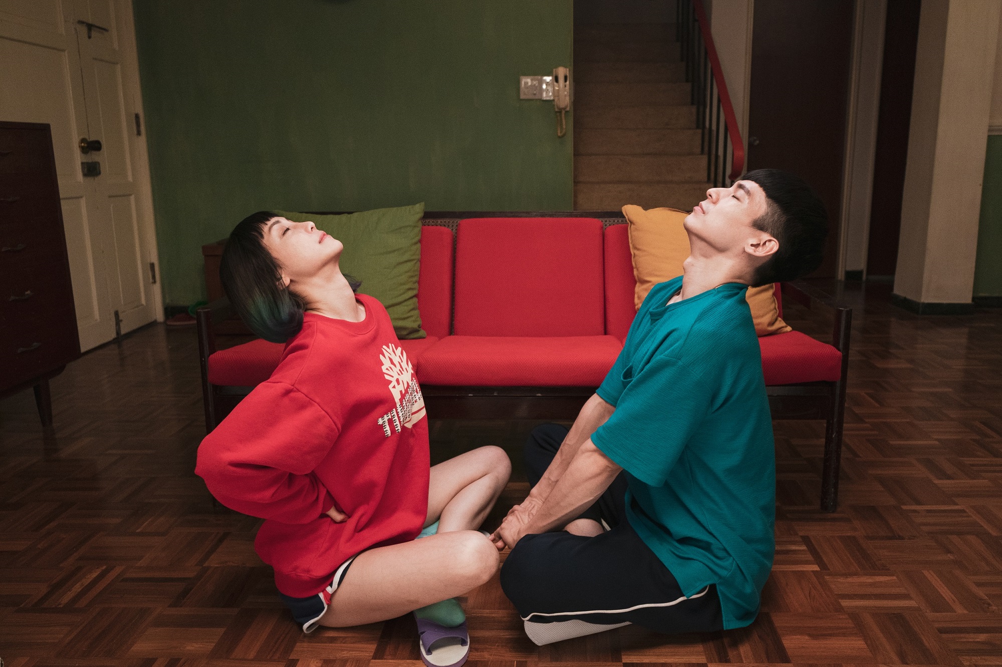 《怪胎》林柏宏（右）、謝欣穎（左），在片中幾乎只有一套造型示人。（牽猴子提供）