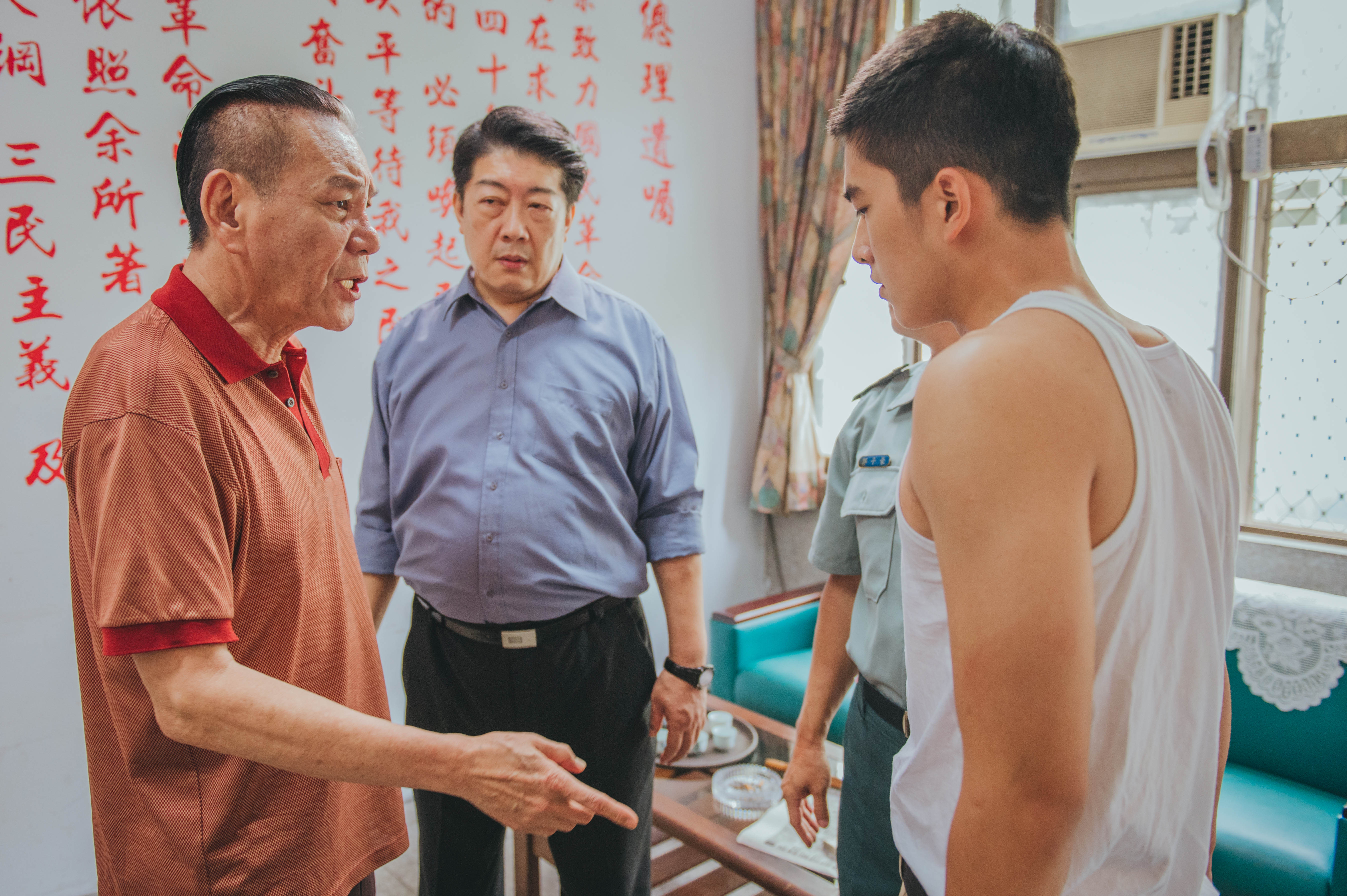 龍劭華在片中追打兒子曾敬驊，龍劭華全程真打，更一鏡到底不NG。（氧氣電影提供）