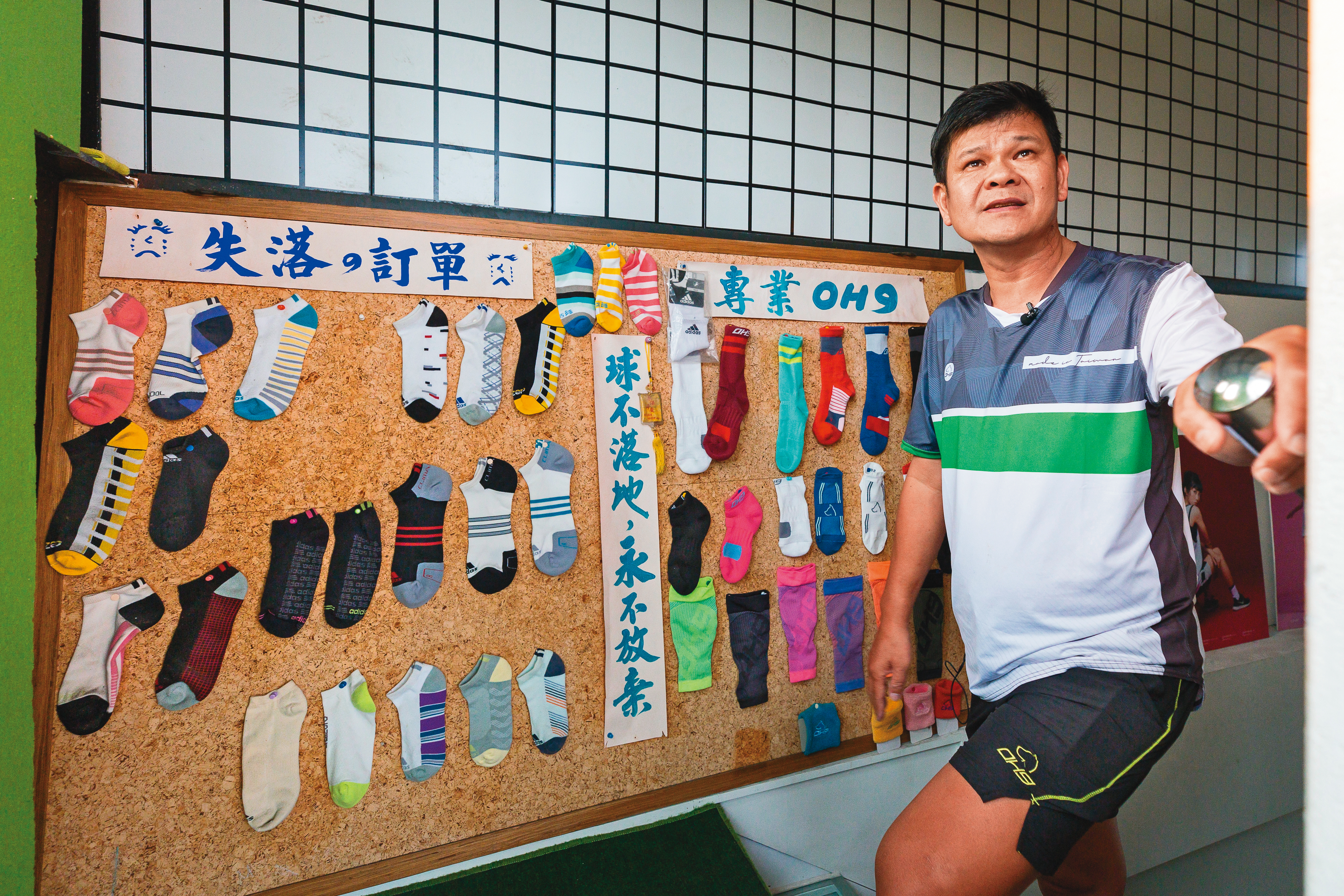 門市有面牆被布置成「失落的訂單」，放滿李東林曾經幫愛迪達代工的襪子，他用來提醒自己一定要走品牌路。