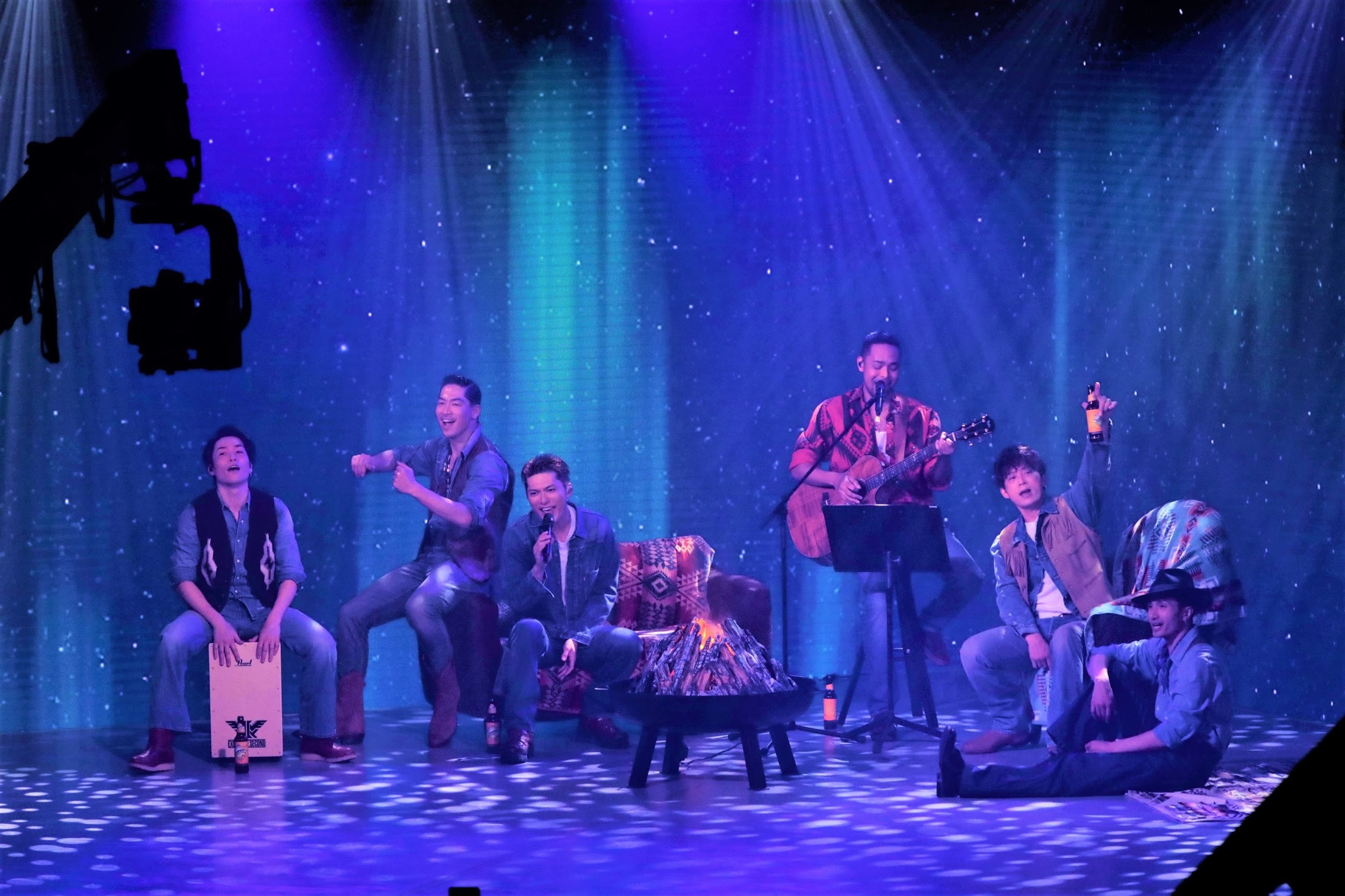 AKIRA（左二）所屬的放浪兄弟子團「EXILE THE SECOND」月初舉辦線上付費演唱會。（LDH提供）