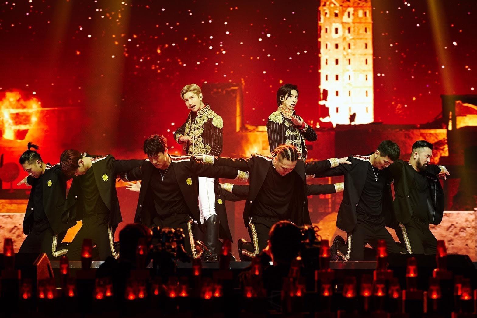 韓團「東方神起」5月24日舉辦「Beyond LIVE」線上演出，吸引全球粉絲上線追星。（翻攝thetv.jp）