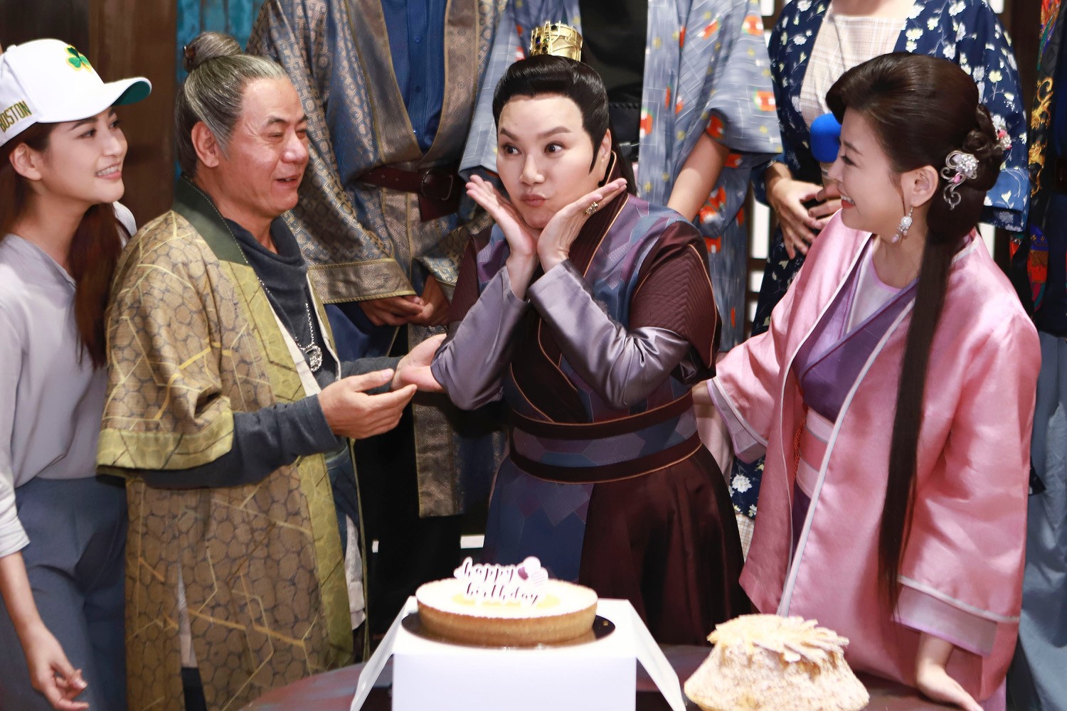 唐美雲拍《孟婆客棧》喜收生日驚喜。（圖／民視提供）