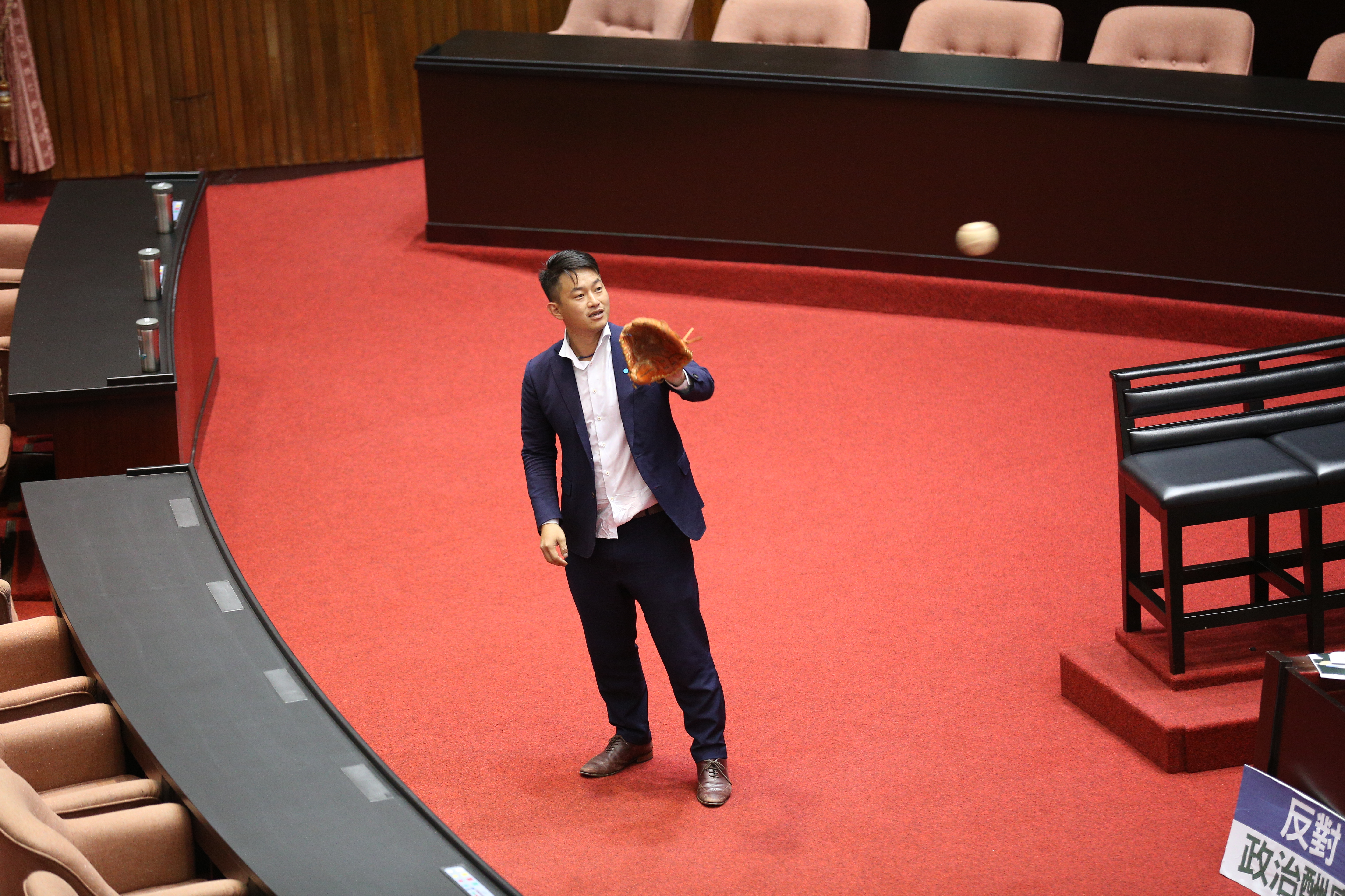 立法院被占領無法上班，陳柏惟索性找藍委玩起傳接球。