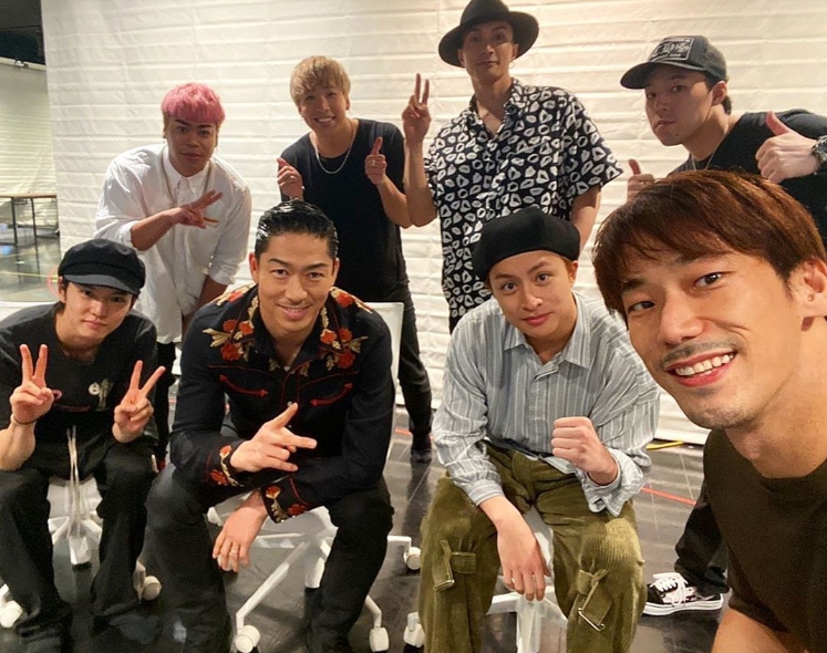 AKIRA（前排左二）透露疫情後彩排時都會控管人員數量，降低感染風險。（翻攝AKIRA Instagram）