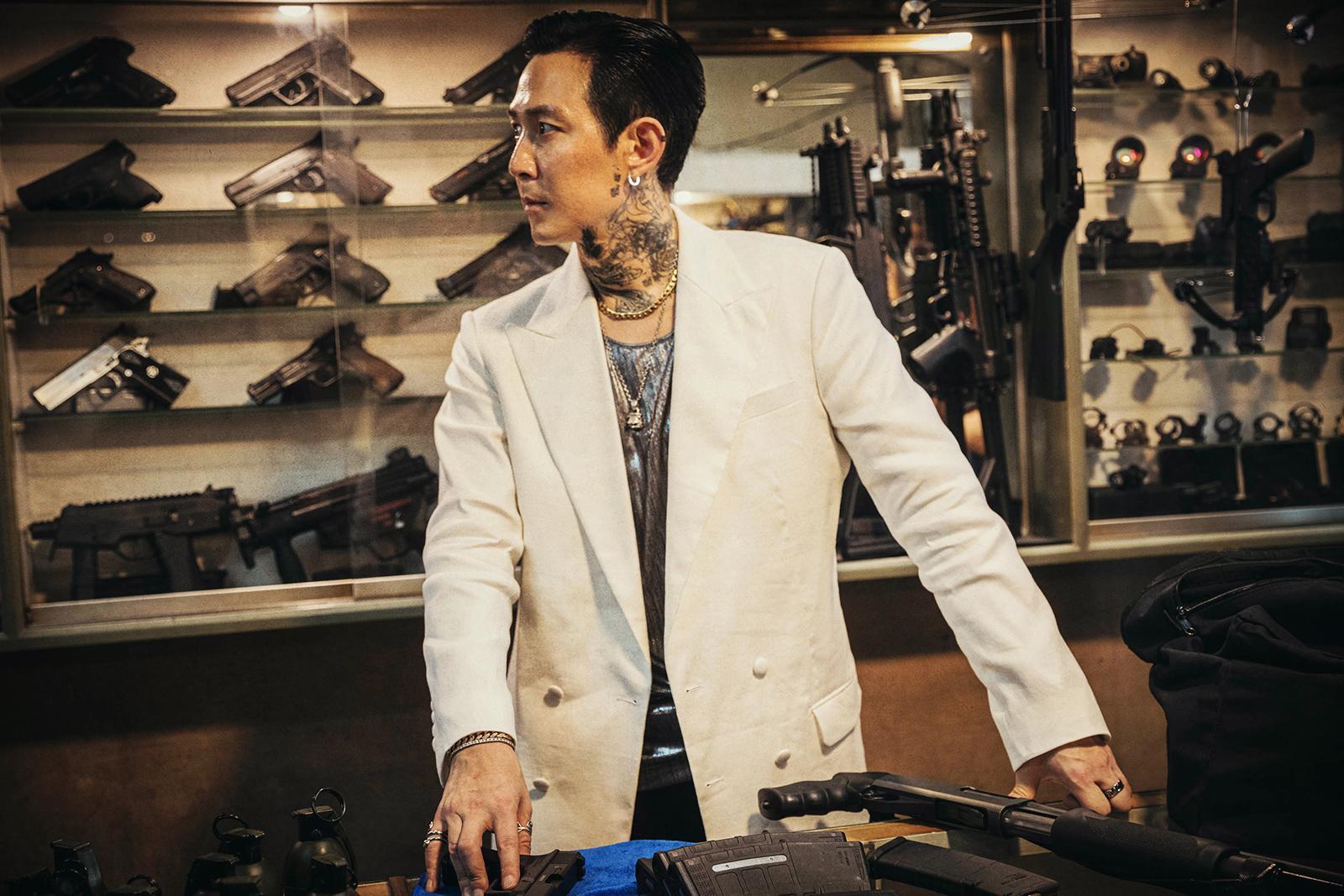 李政宰為戲畫滿紋身,展現與過往作品中完全不同的風格。(翻攝daum movie)