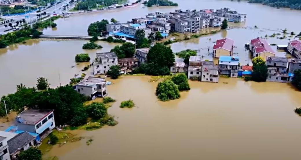 中國近日因進入主汛期,受強降雨影響,許多省分地區都發生嚴重的洪水災害。圖為安徽長江附近村莊。(翻攝自覺遍十方YouTube頻道)