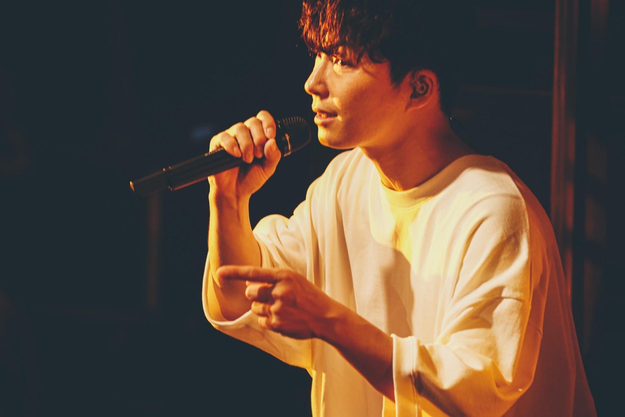 星野源舉辦了人生第一場線上付費演唱會，慶祝出道10周年。（AMUSE提供）