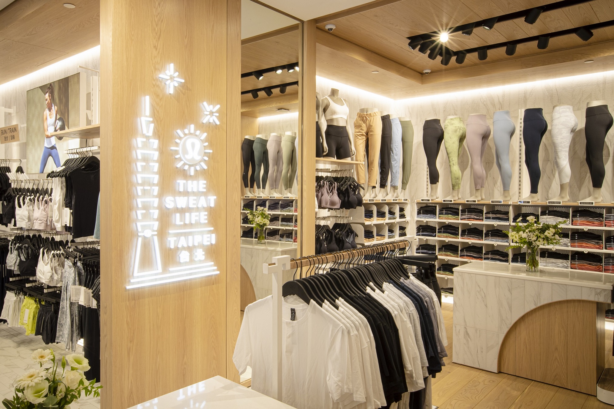 lululemon台北101門市占地約50坪，運用台灣磚瓦建築作為靈感取材，並精心在試衣間妝點台灣花布。
