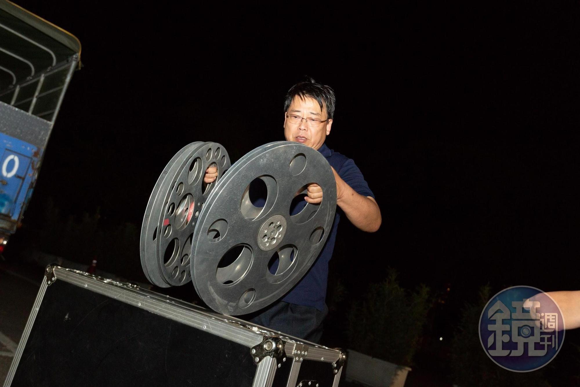 資深放映專家江泰暾因為放映技術優秀、器材豐富，接過不少裝置藝術的案子。
