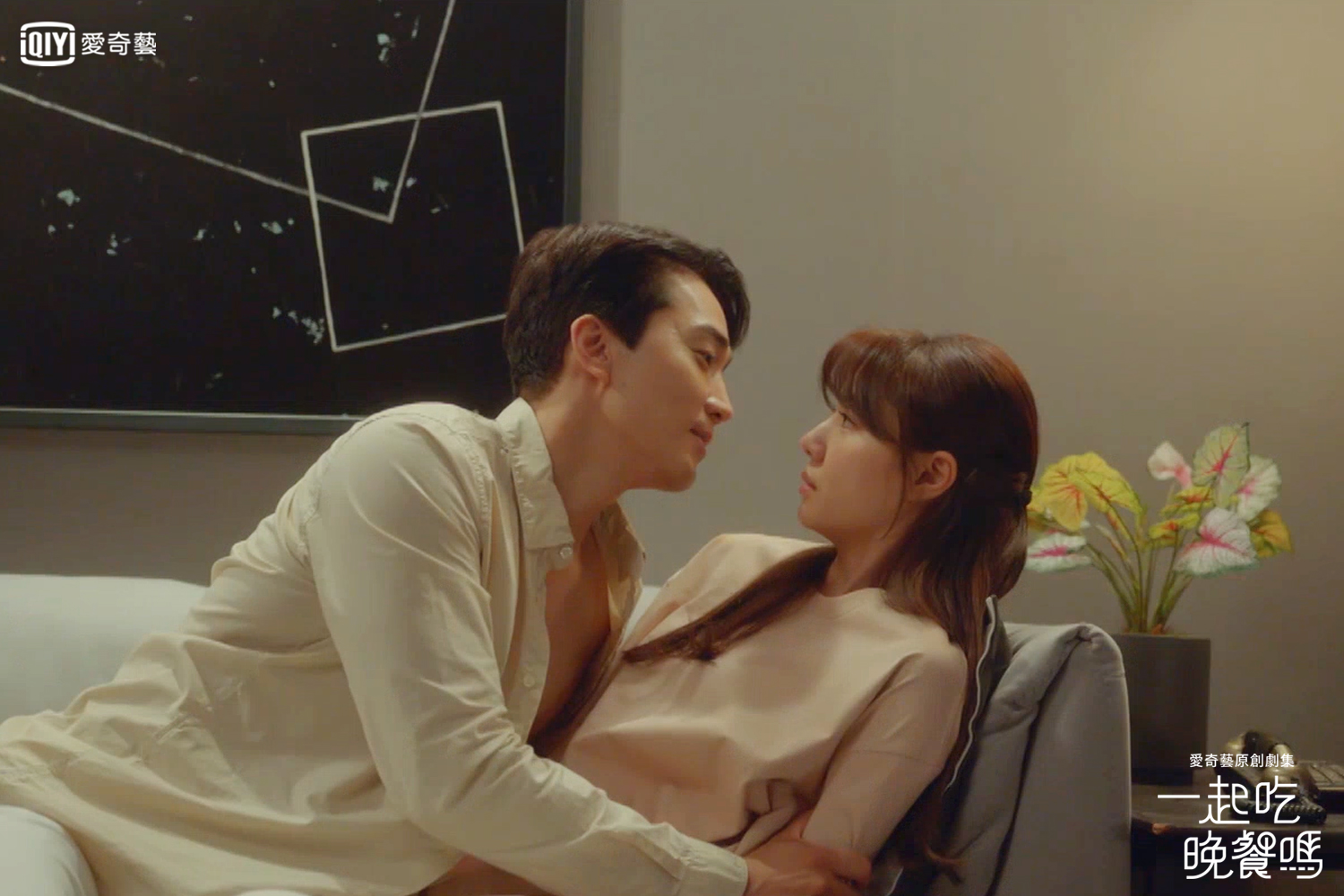 宋承憲與徐智慧在《一起吃晚餐嗎》確認心意後瘋狂放閃，吻個不停。（愛奇藝台灣站提供）