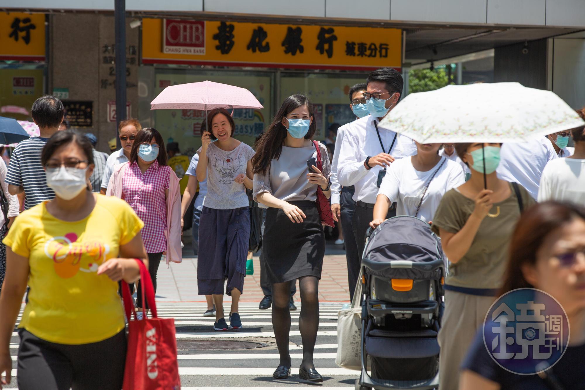 中央氣象局發布高溫警報，5縣市橙色燈號、3縣市黃色燈號。