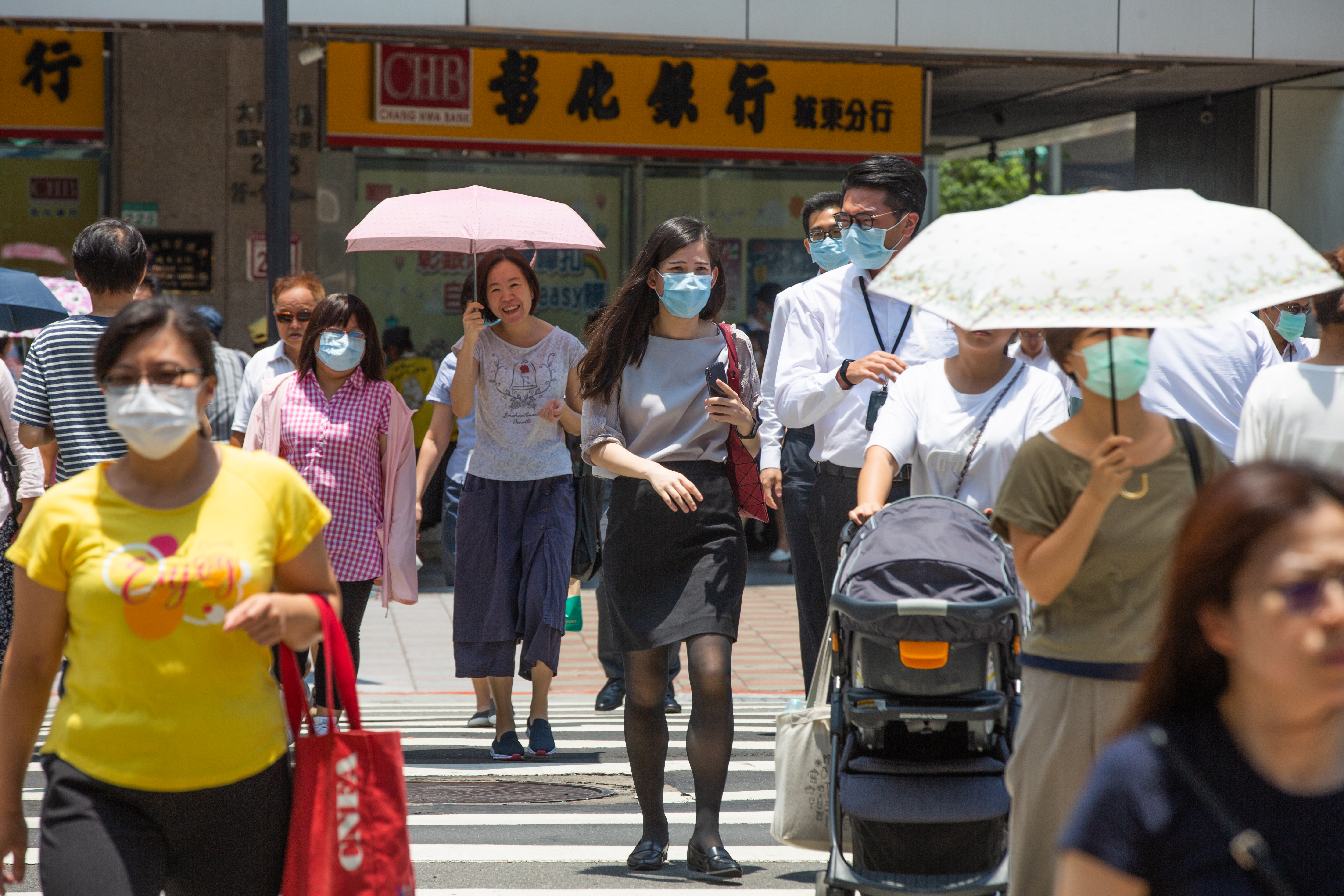 中央氣象局發布高溫警報，5縣市橙色燈號、3縣市黃色燈號。