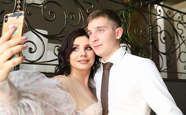 巴曼雪娃與弗來德莫年紀相差15歲,卻因重組家庭陷入熱戀。(翻攝自IG)