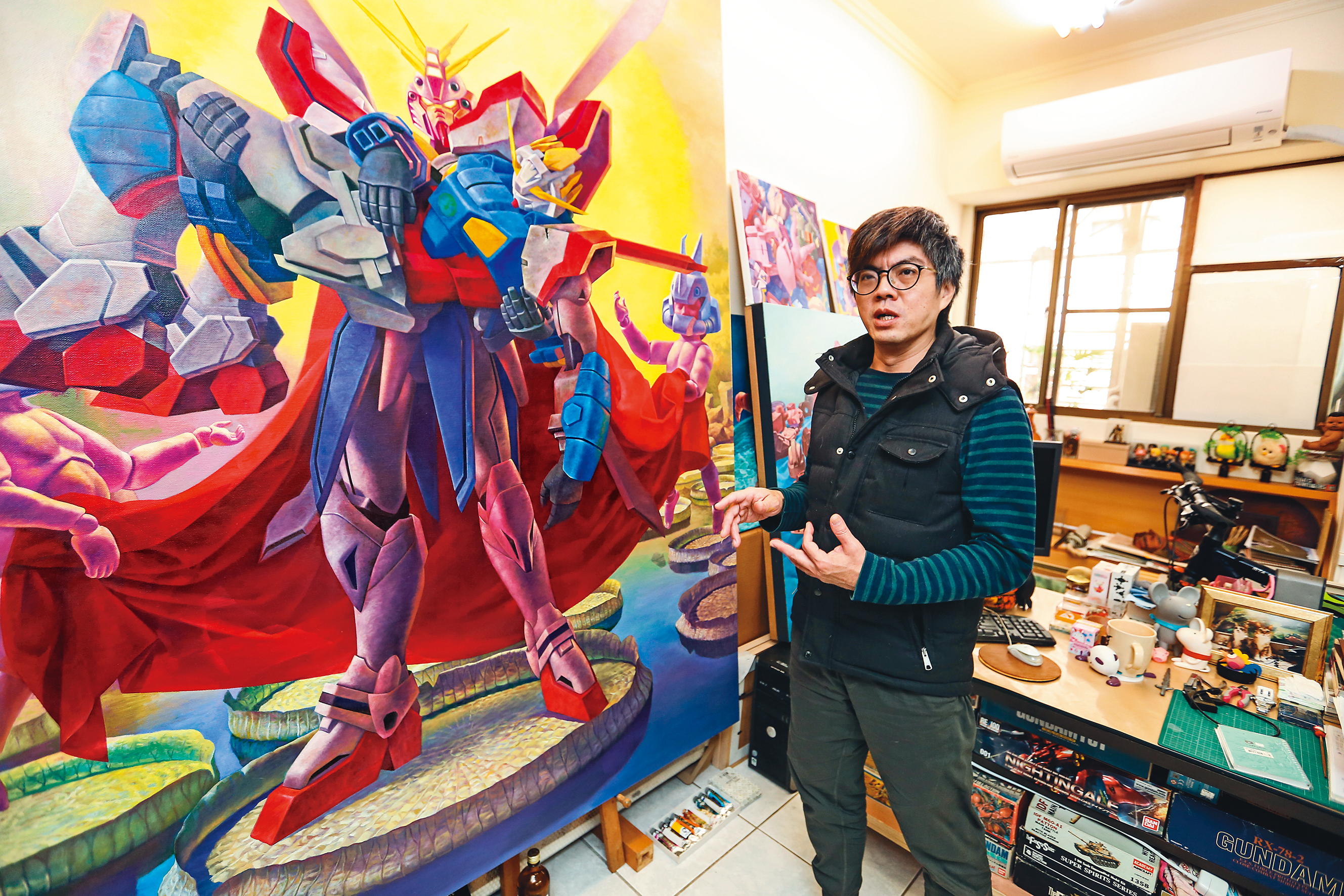 這幅站在大王蓮花上的機器人，許智瑋說它的概念是「神」，兩邊拉著斗篷的則是天使。