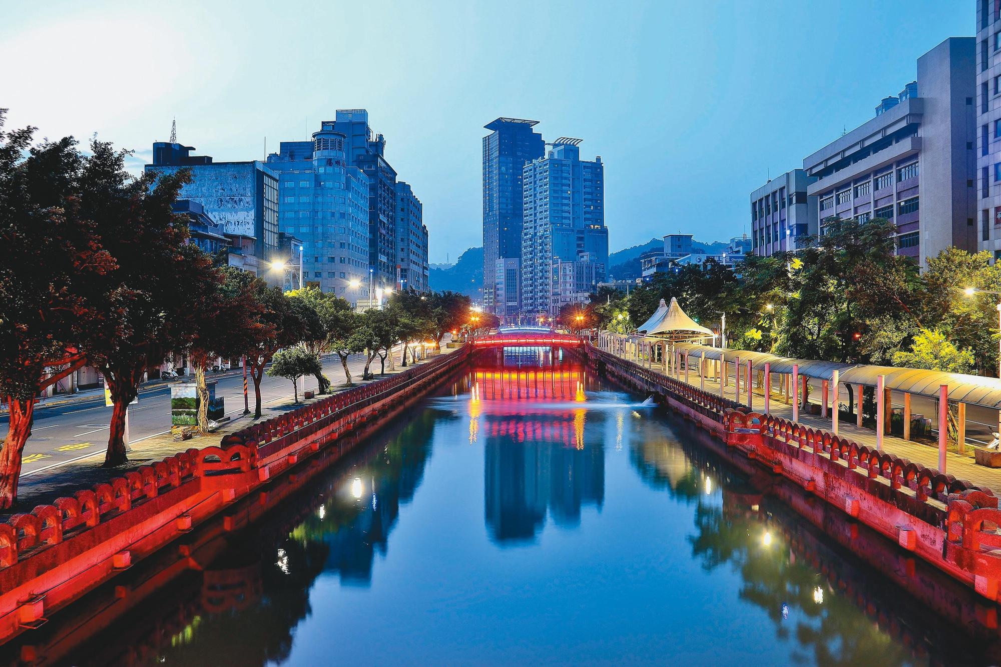 當夜晚街燈亮起,走在田寮河畔,別有一番獨特光景。