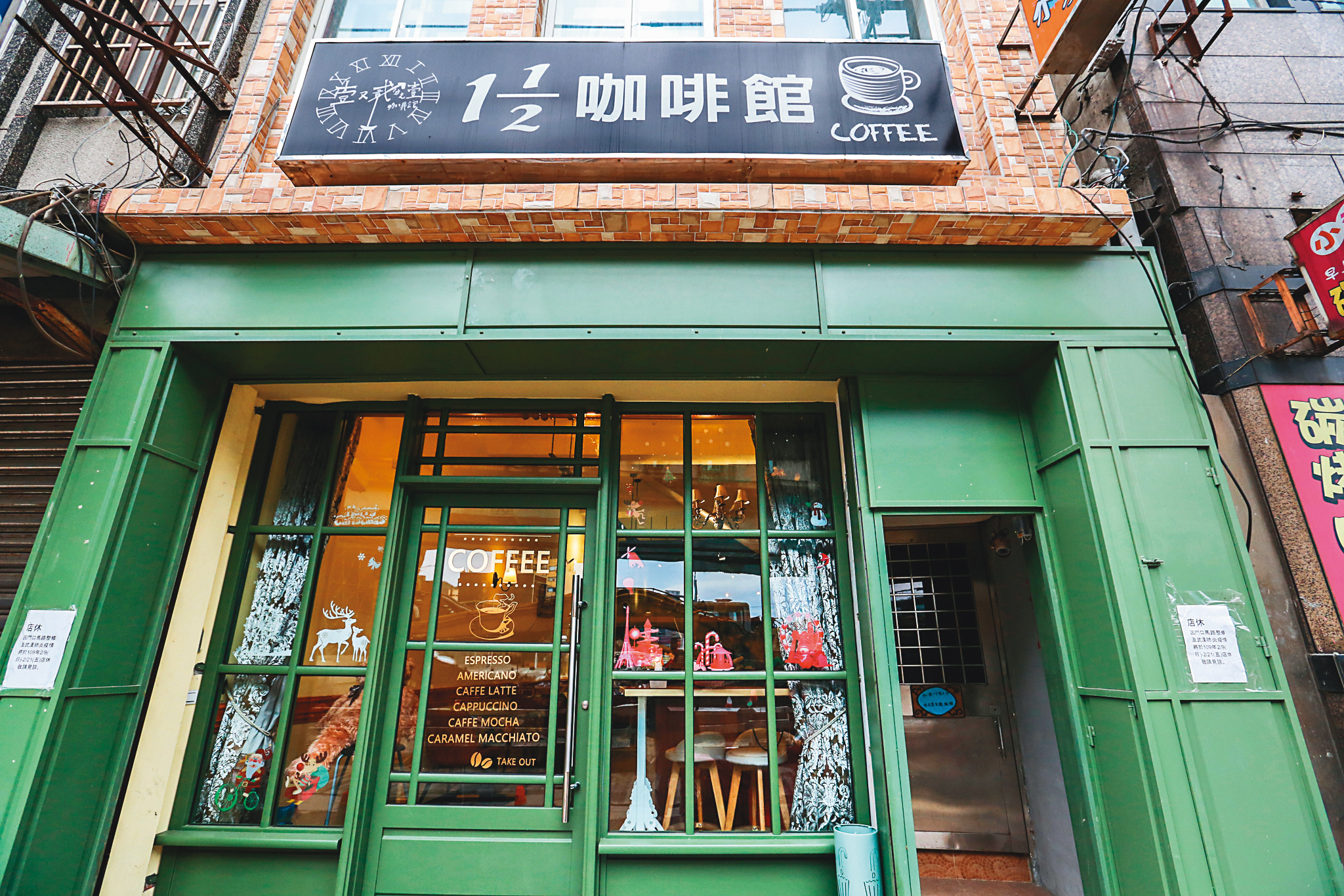 水之季1樓就是一間典雅的咖啡館，很適合帶本書坐一下午。