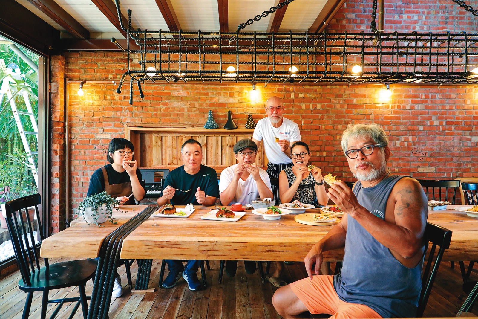 這群來自各方的朋友，在「貪心咖啡館」中各自貢獻己力。