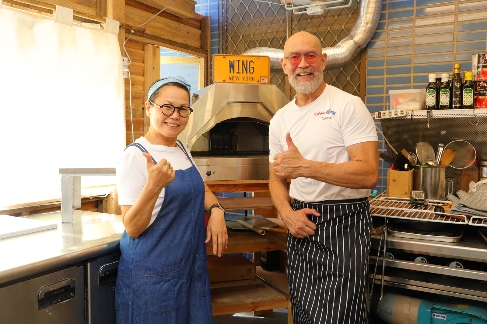 Eddie與太太一起製作他心中最完美的PIZZA。