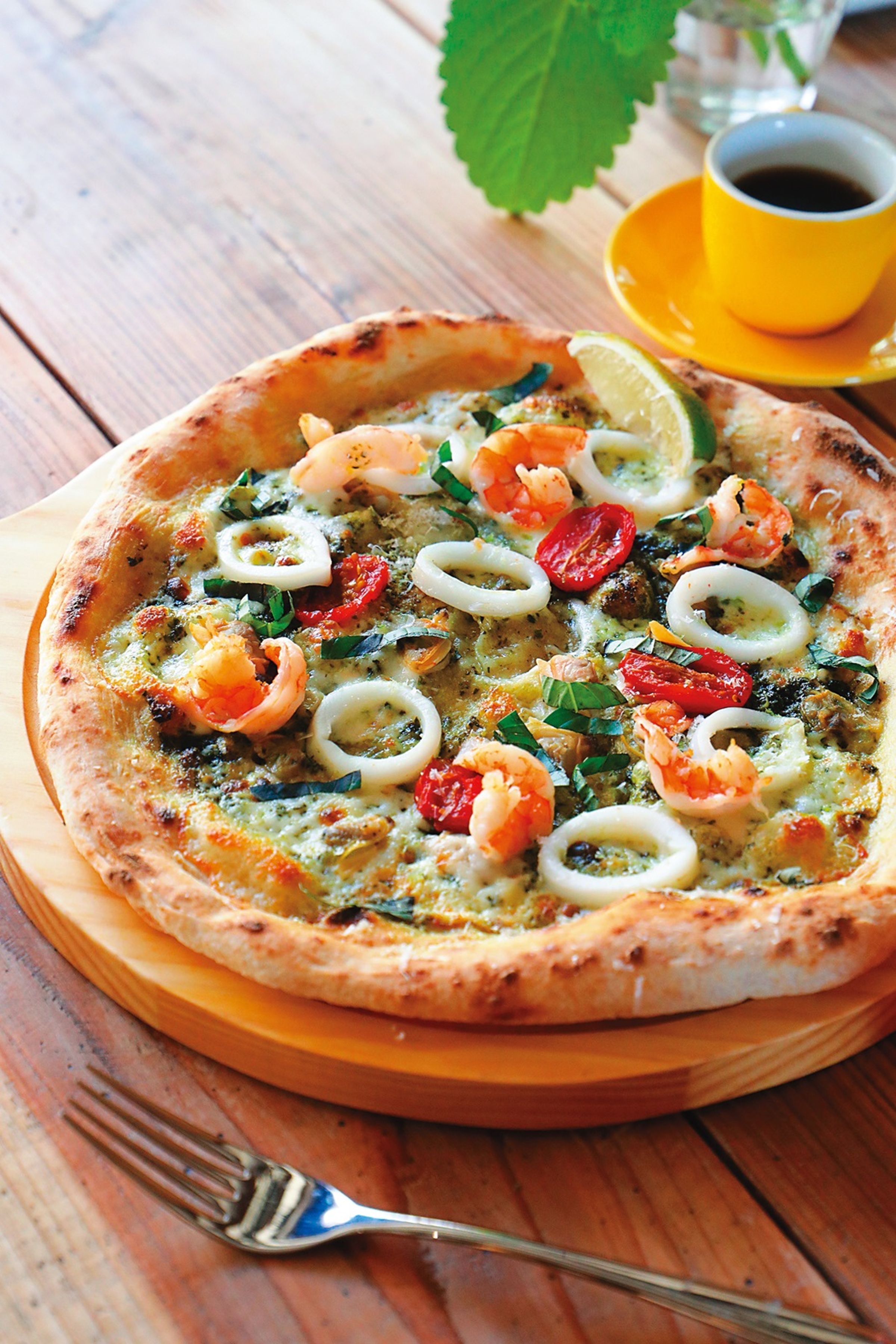 「青醬海鮮PIZZA」餅皮Q彈有咬勁，配上大量起司及海鮮，滋味鮮美。（500元／10吋）