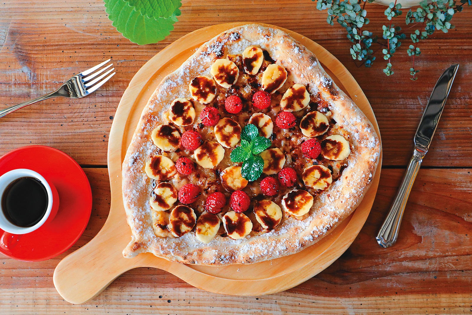 「甜點PIZZA」以香蕉搭配新鮮覆盆莓，酸甜相間，意外的好吃。（500元／10吋）