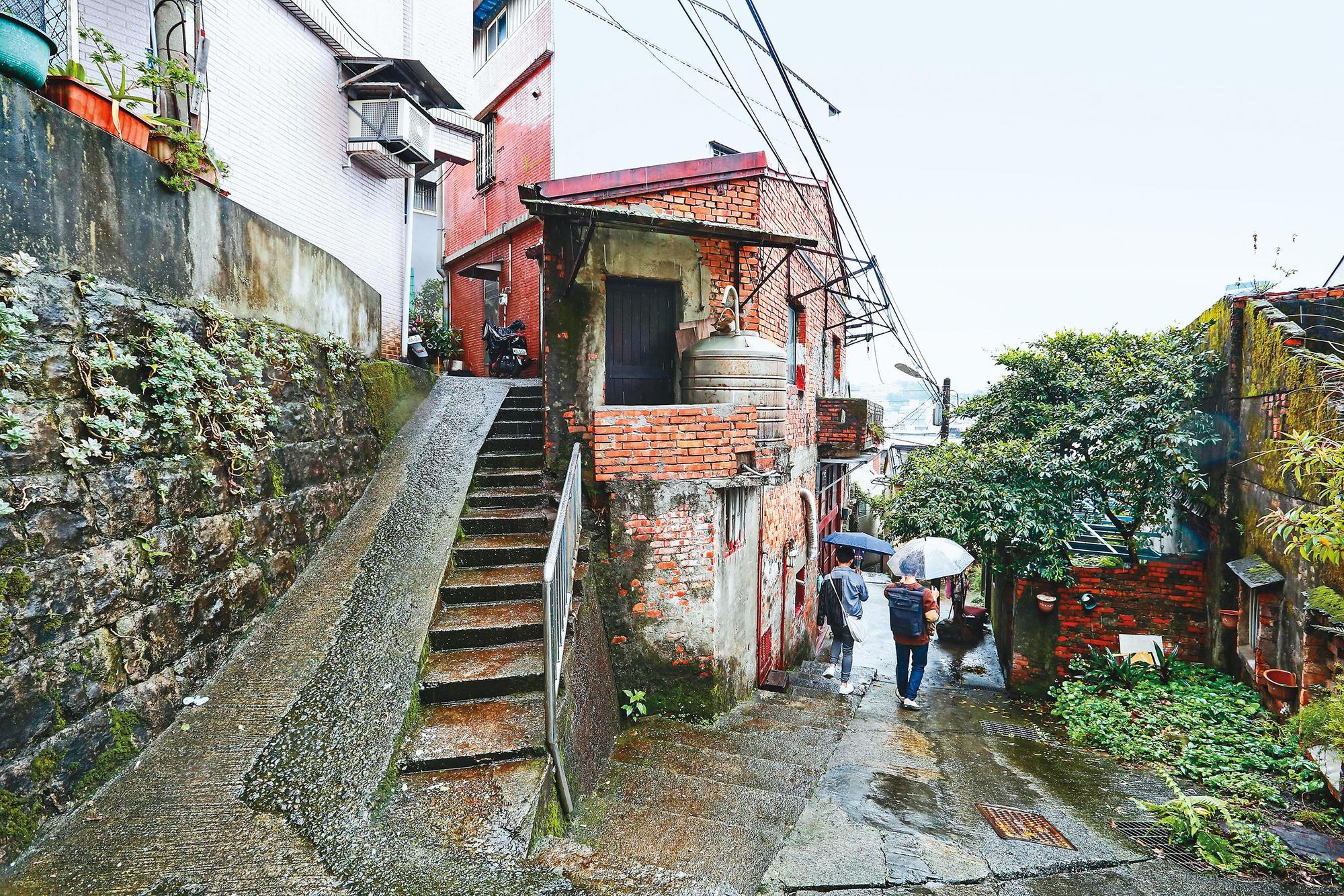 社區內斜坡陡峭,天雨路滑,進出要格外小心。