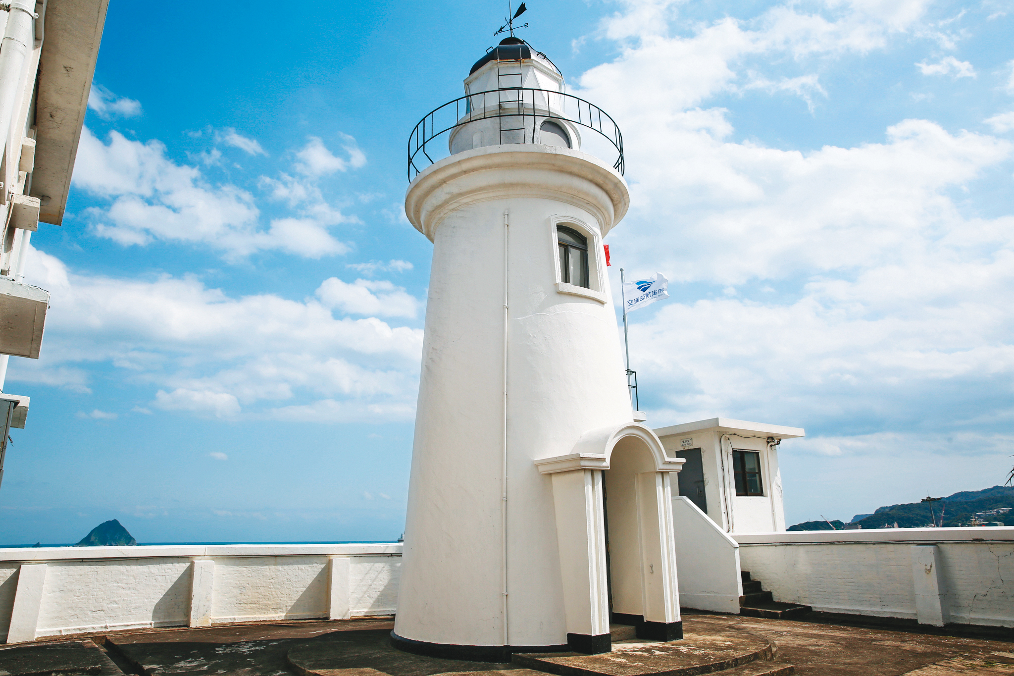 基隆燈塔聳立在海角邊，百年來守望著來往船隻的平安。