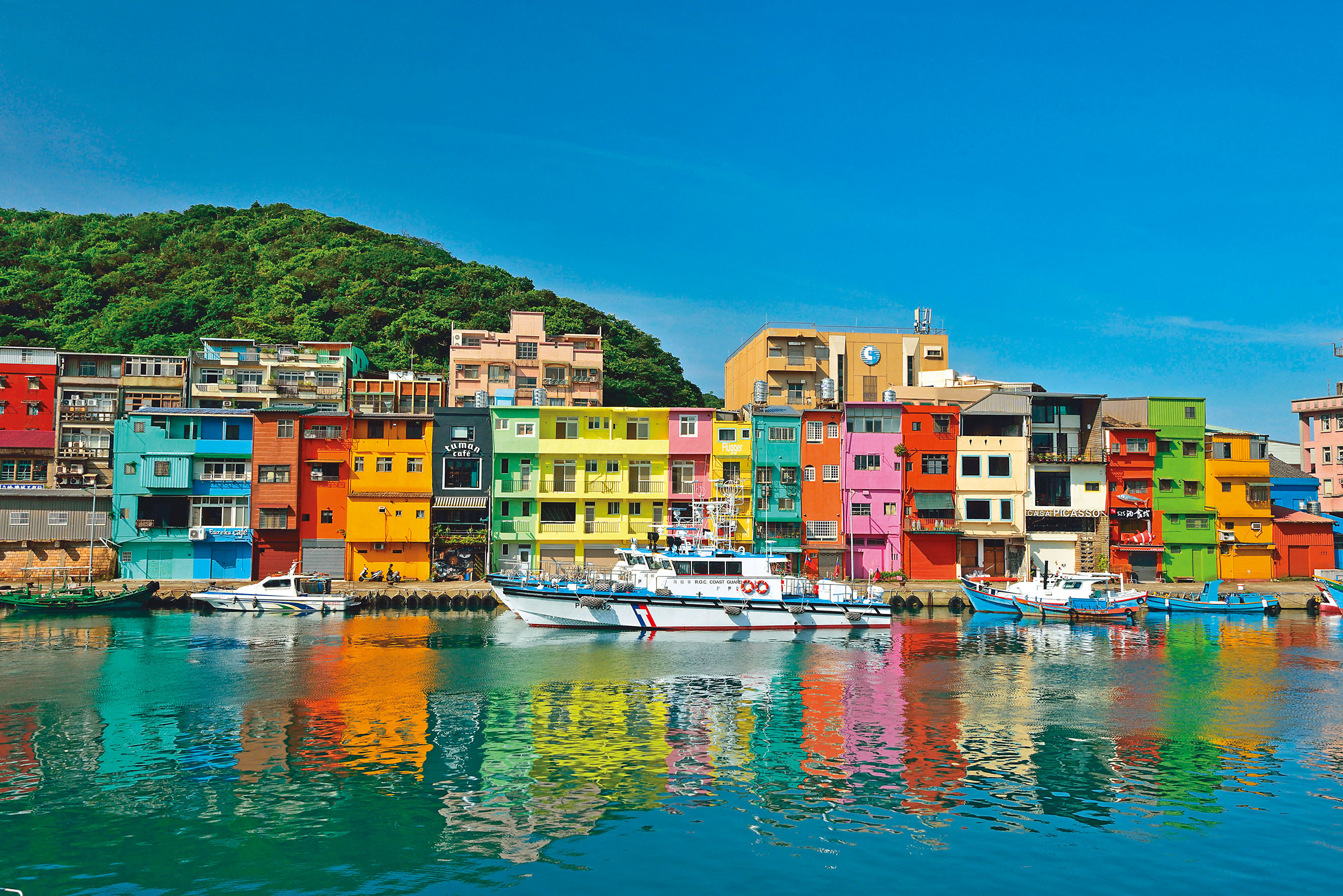 天光雲影映襯下，彩色屋透露出魔幻的氛圍，彷彿義大利水都威尼斯翻版。 