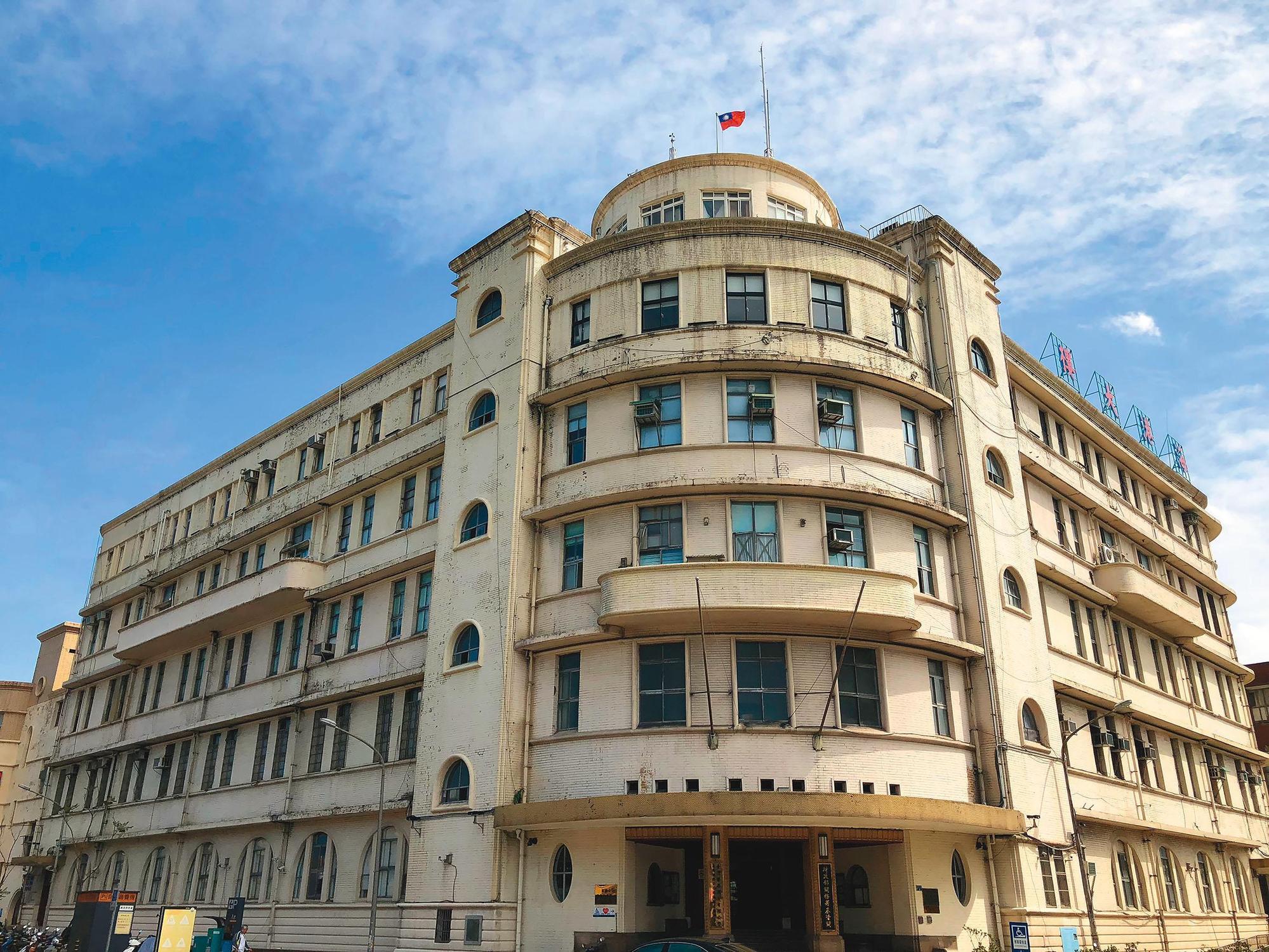 站在基隆海港大樓下,彷彿置身日本紙醉金迷的銀座,讓人久久不能自己。
