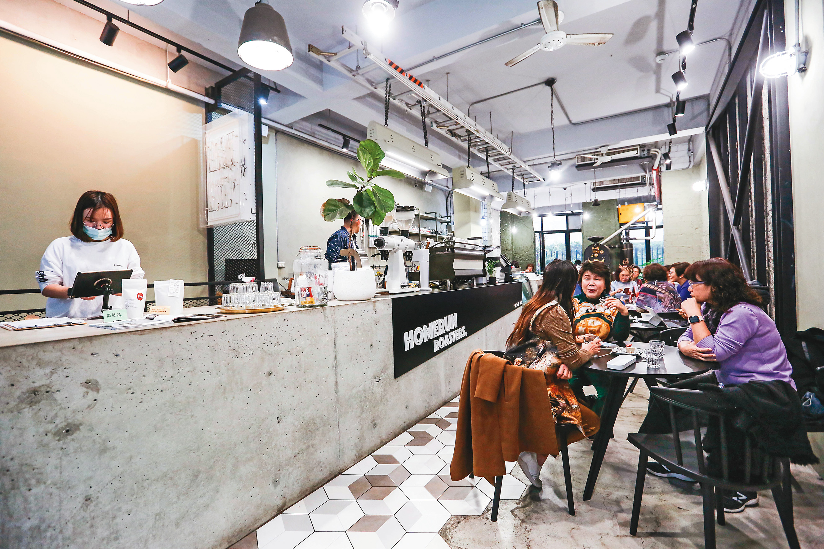HOMERUN ROASTERS一樓經過改裝，改走歐洲工業風。