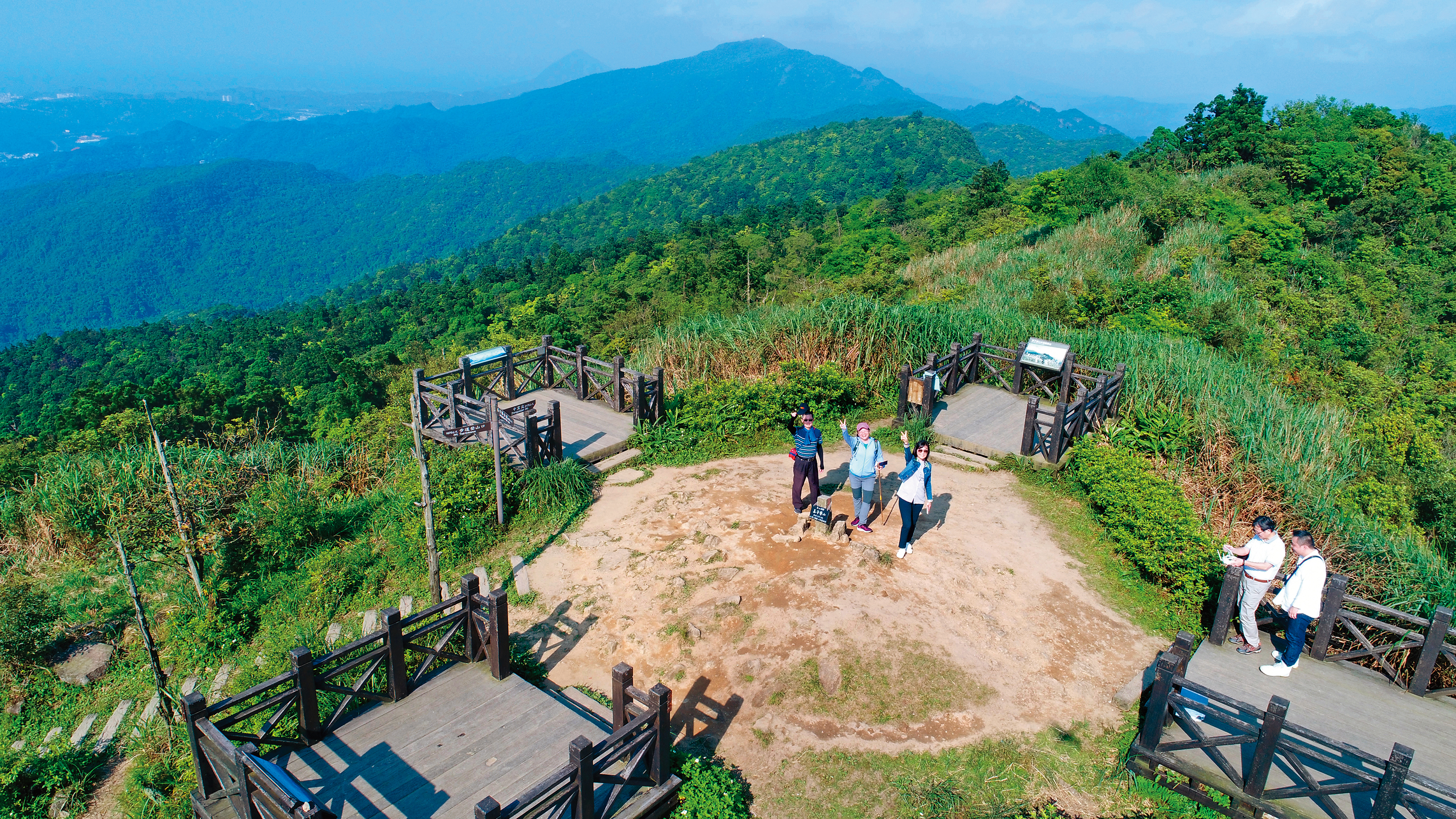 姜子寮步道山頂4座木造觀景台，視野超級遼闊。