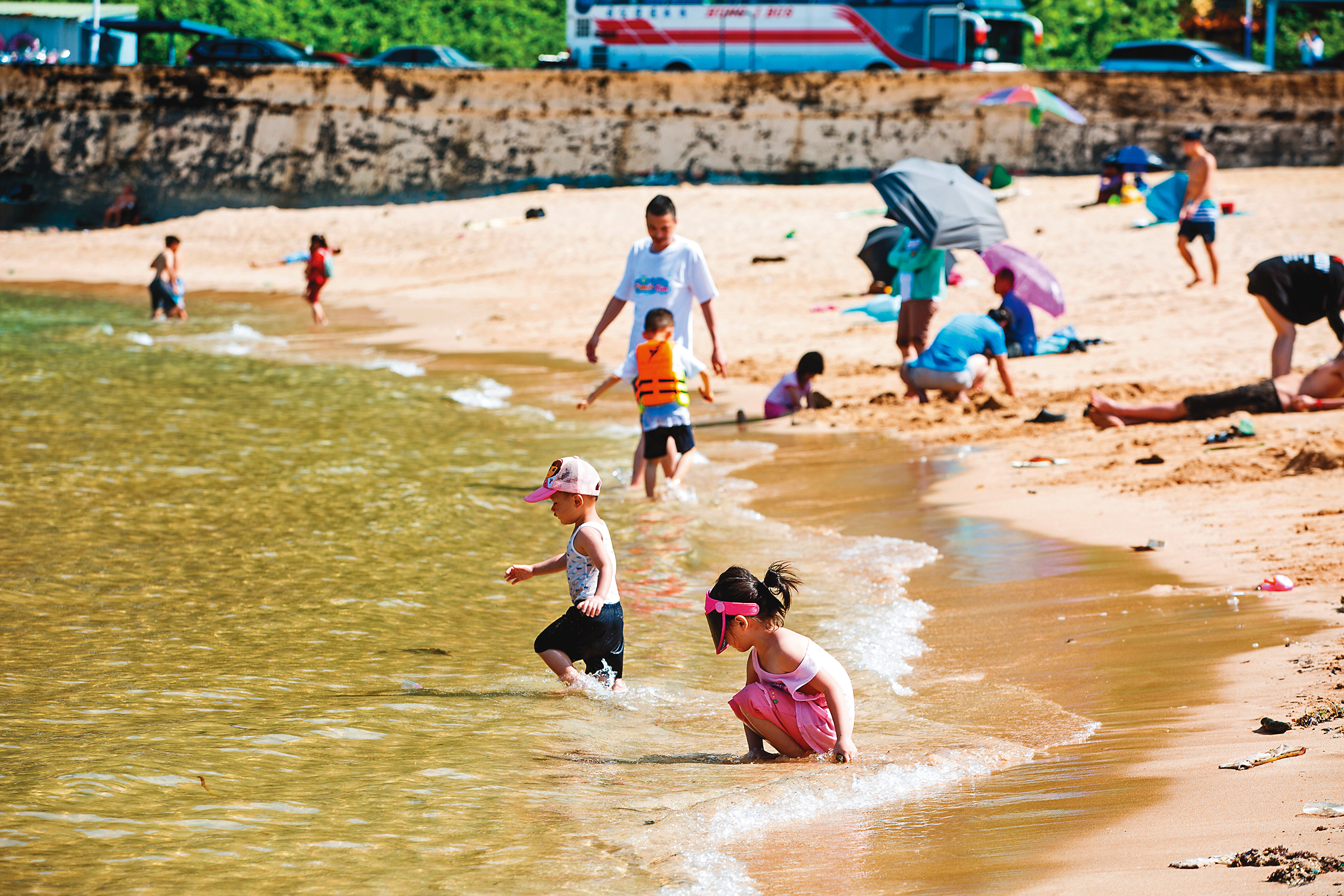 大武崙沙灘是夏日戲水的好去處，老少咸宜。