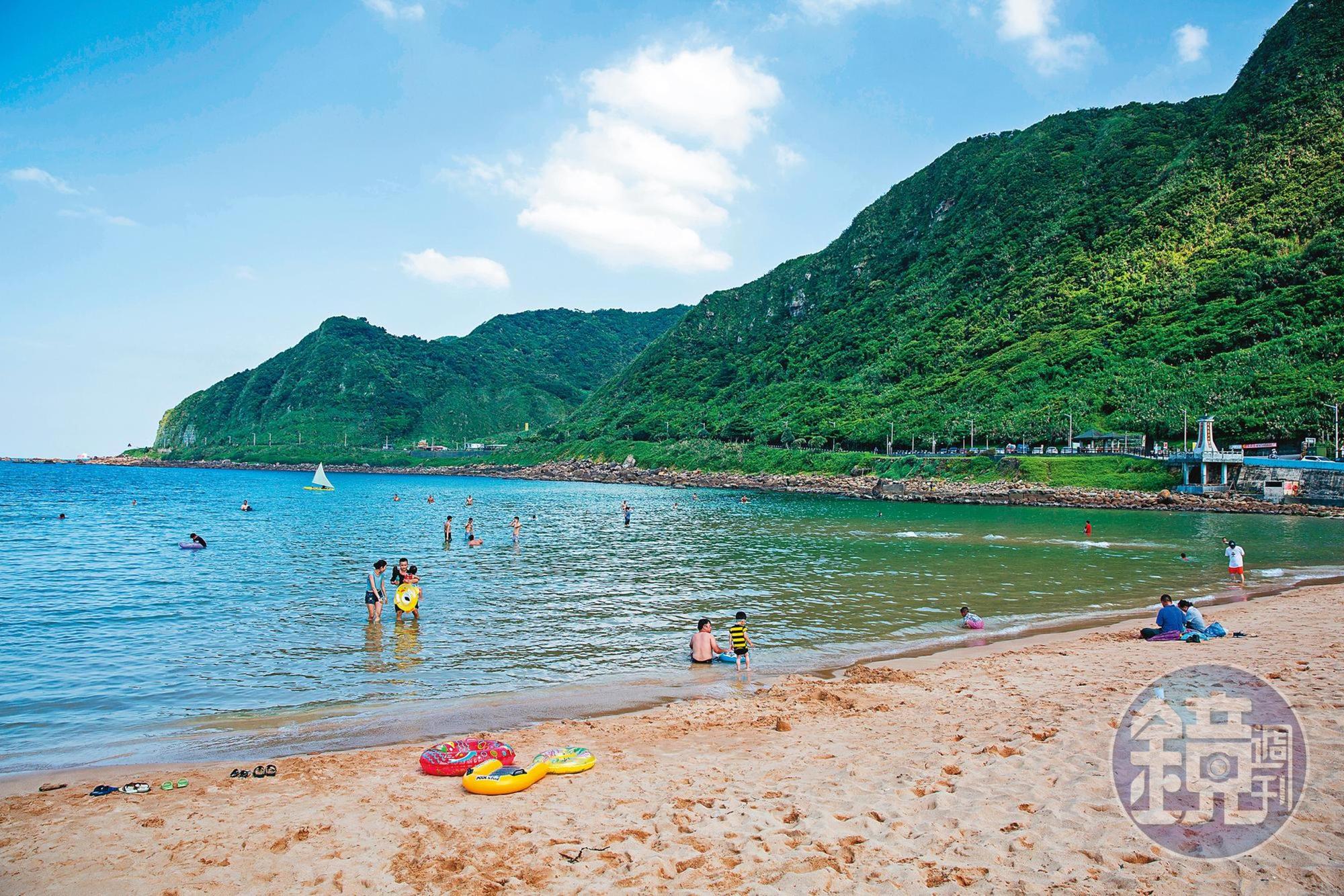 情人湖濱海大道倚著高聳單面山懸崖，面向壯麗海洋。