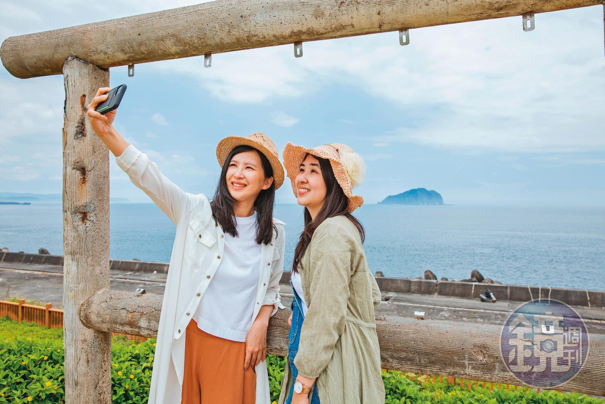 在潮境公園可遠眺基隆嶼,成為人氣打卡點。