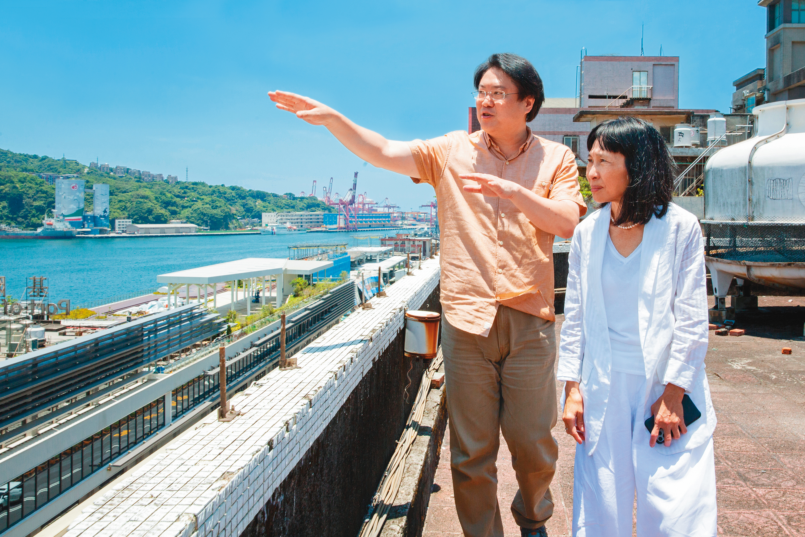 基隆市長林右昌（左），和郭瓊瑩教授（右）談城市願景。