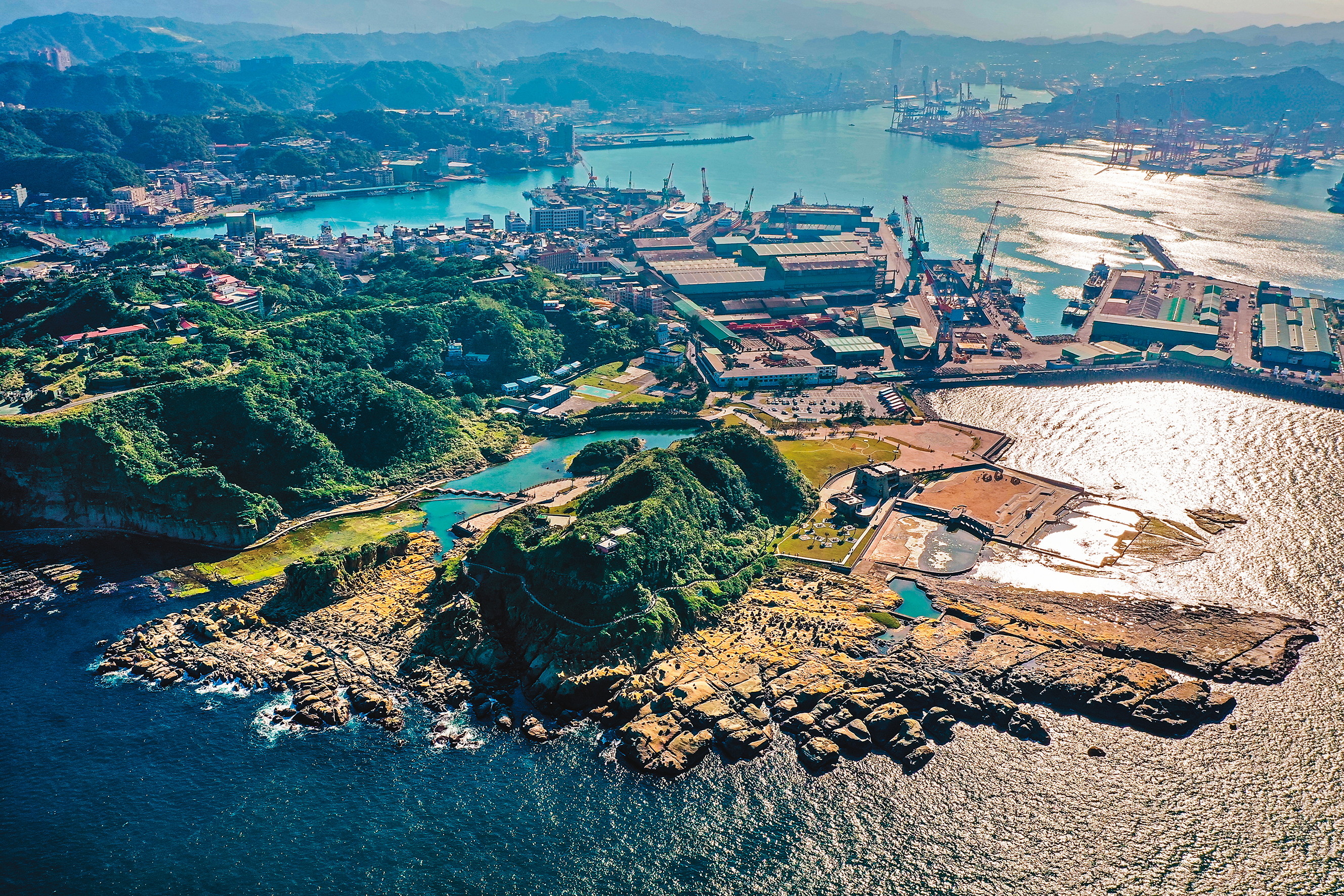 和平島是著名的「基隆八景」之一，從高空鳥瞰氣勢壯闊。