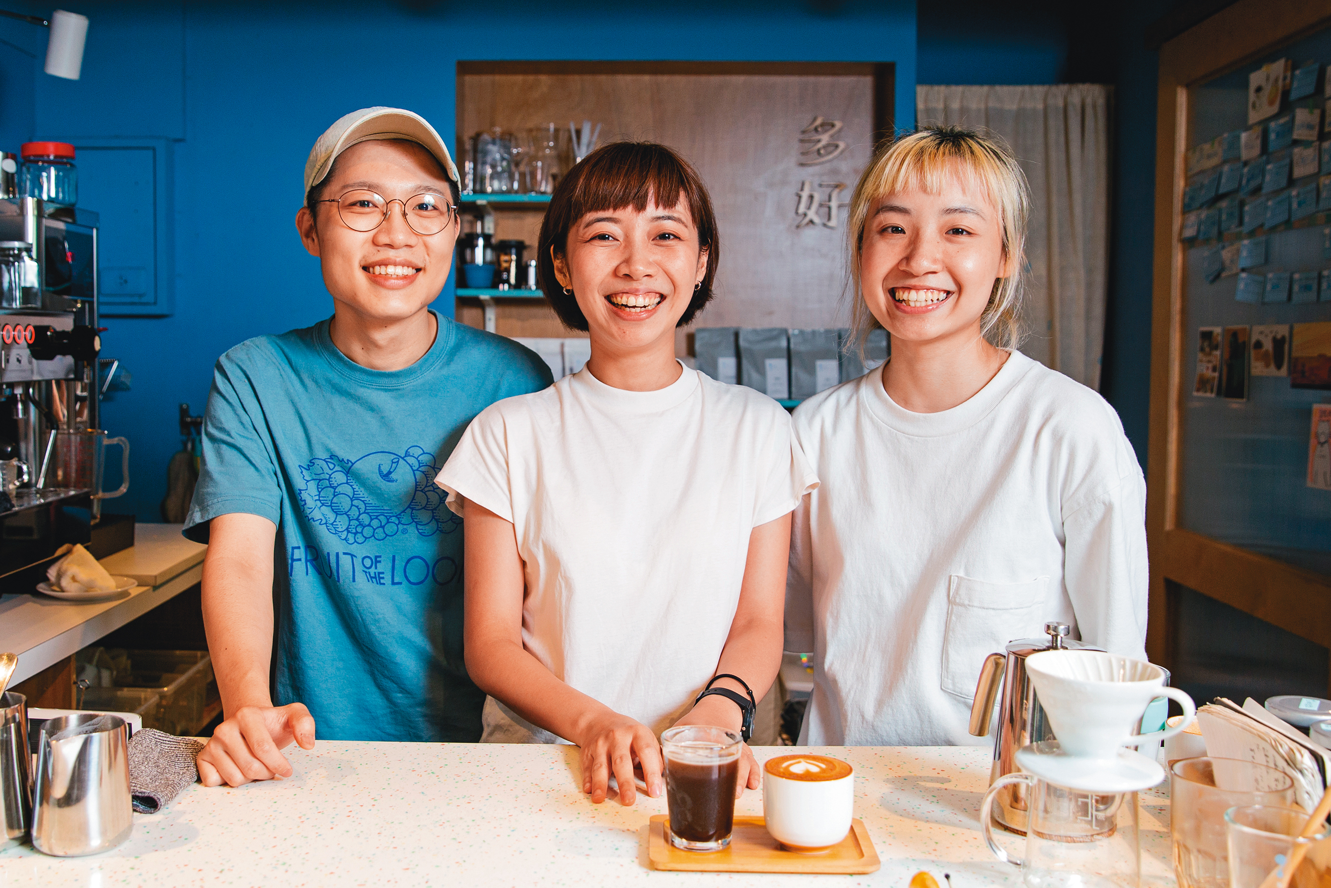 咖啡店的招牌不只是各款精品咖啡，還有安安與夥伴們燦爛的笑容。