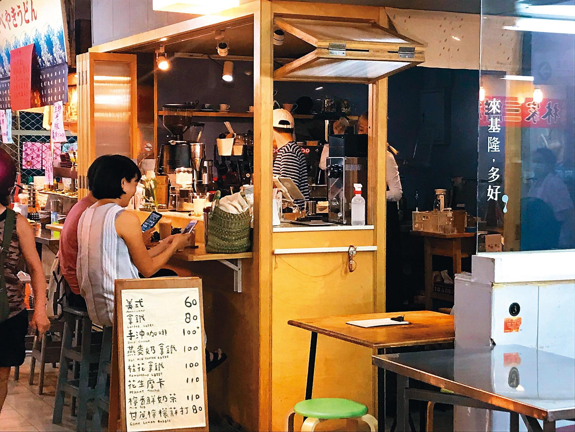 咖啡店位居菜市場一方小角落,可來此沉澱心情或與與友談心。