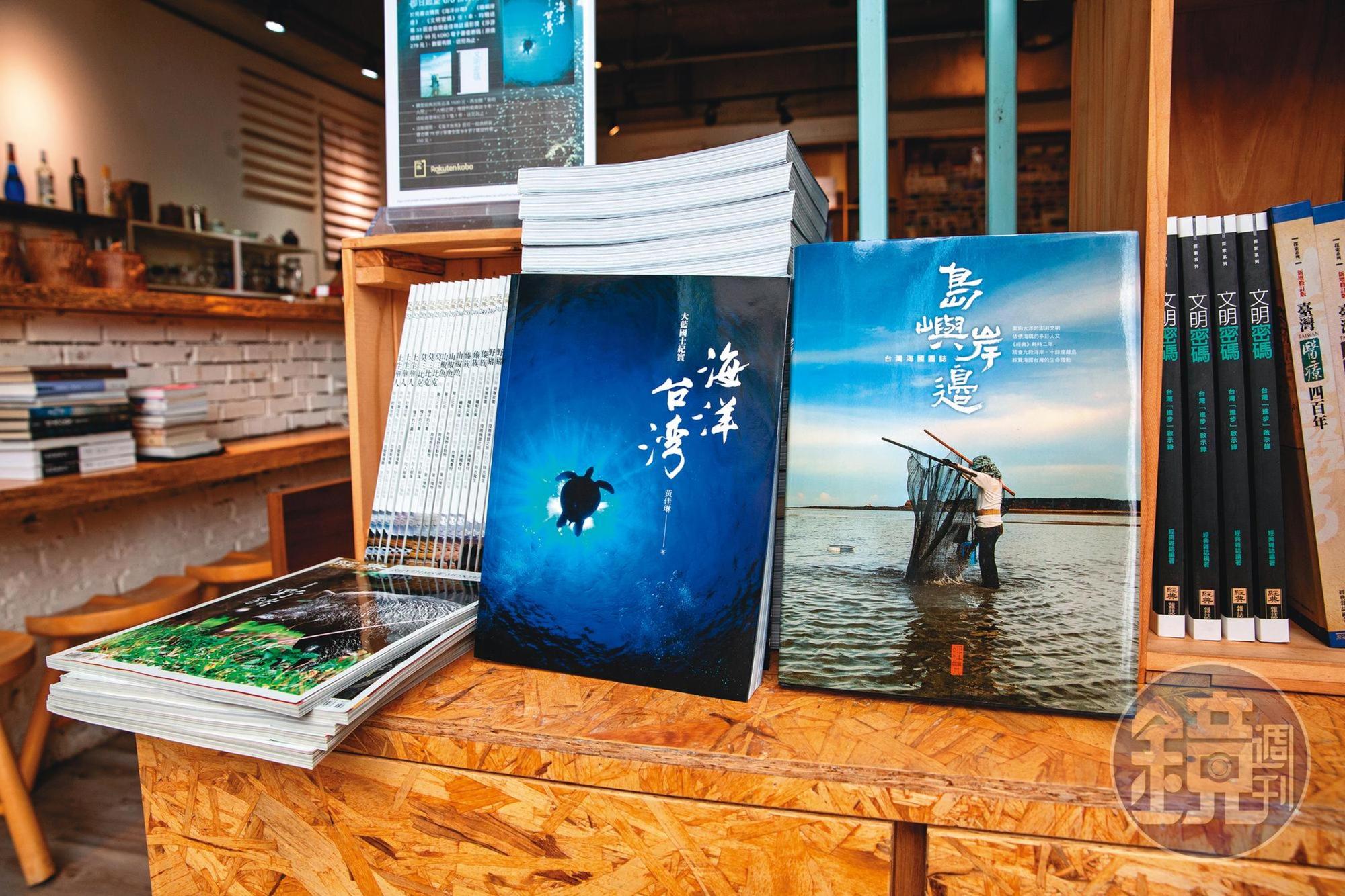 不定期舉辦論壇、講座與主題書展或影展，關注各項社會發展議題。