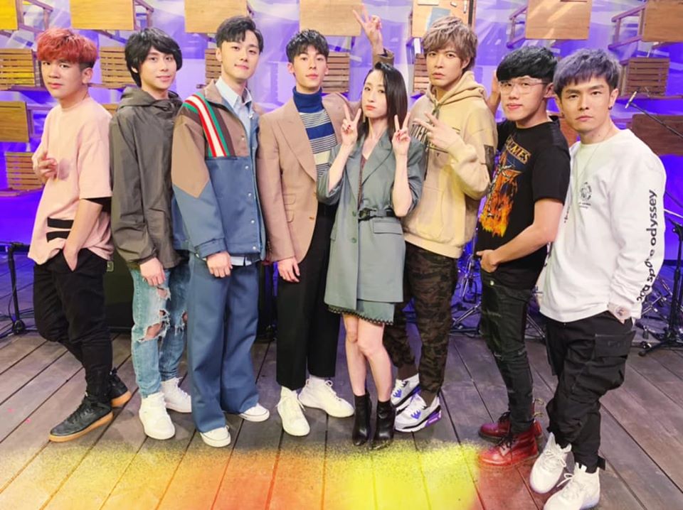 八三夭與《想見你》的演員與施柏宇、許光漢、柯佳嬿及等人合影。（翻攝自八三夭臉書粉絲頁）