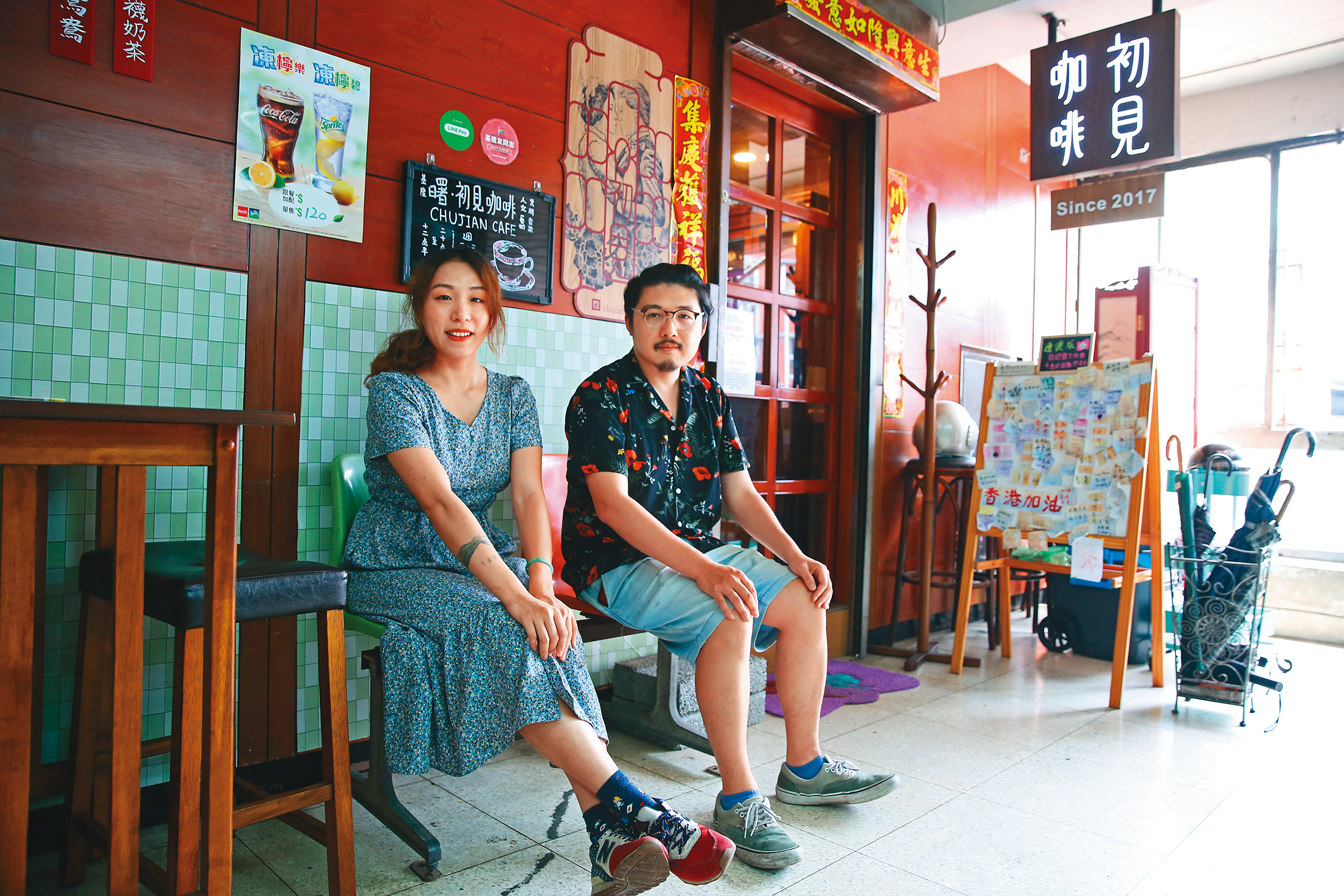 店門口素描彩繪的是老闆「愛的故事」。