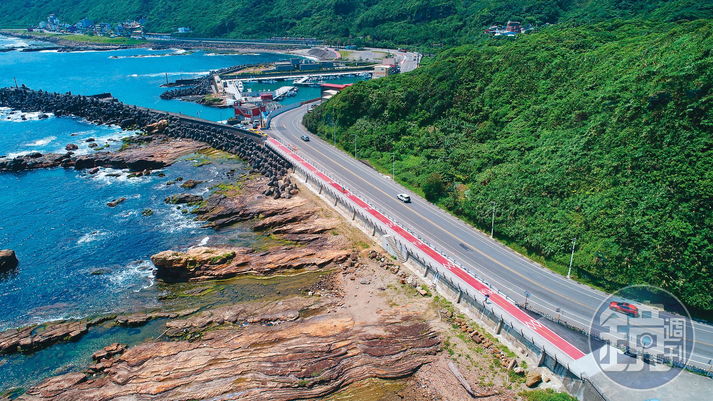 從空中鳥瞰「望海藍帶鐵馬車道」，濱海美景一覽無遺。