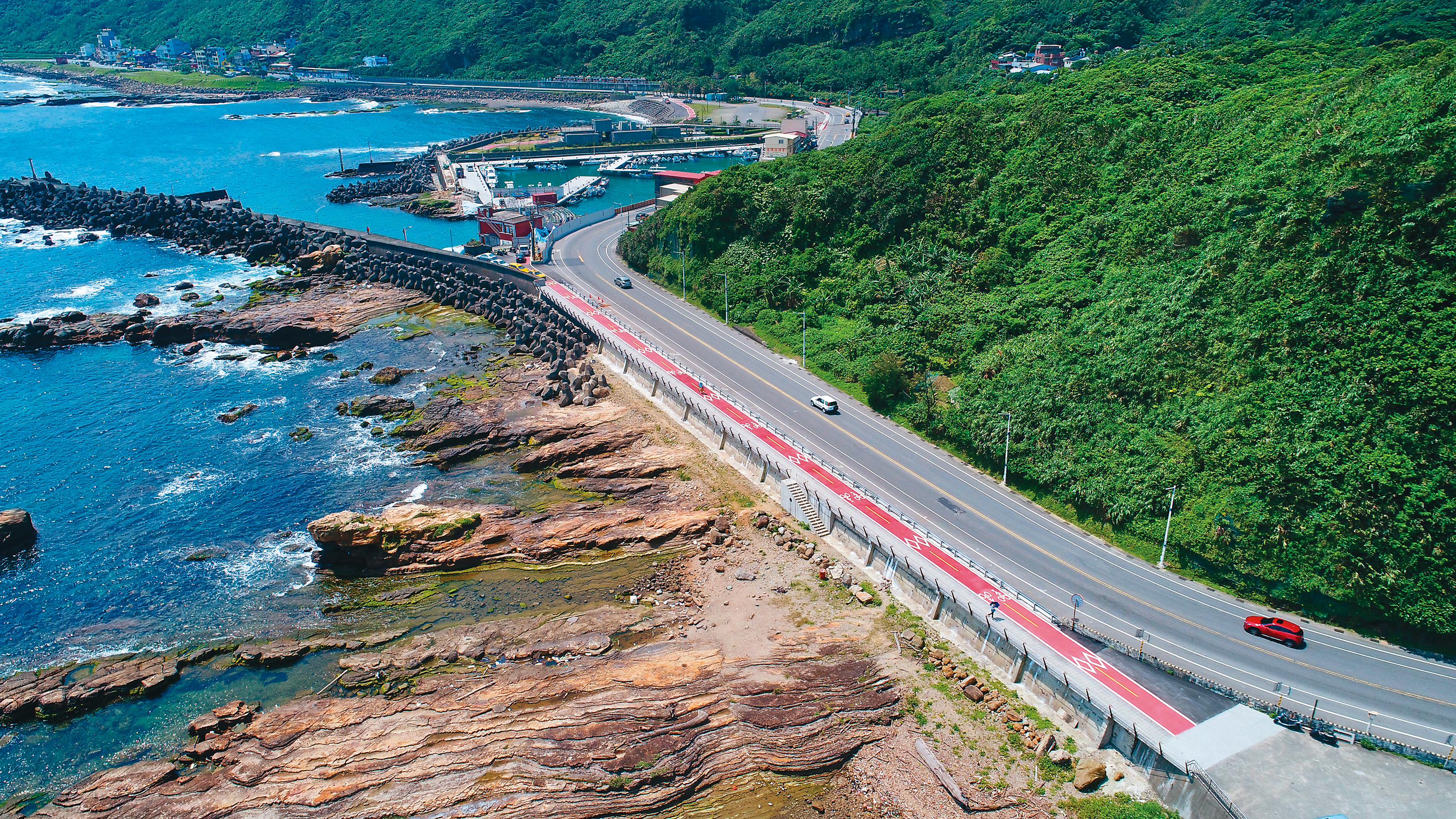 從空中鳥瞰「望海藍帶鐵馬車道」，濱海美景一覽無遺。