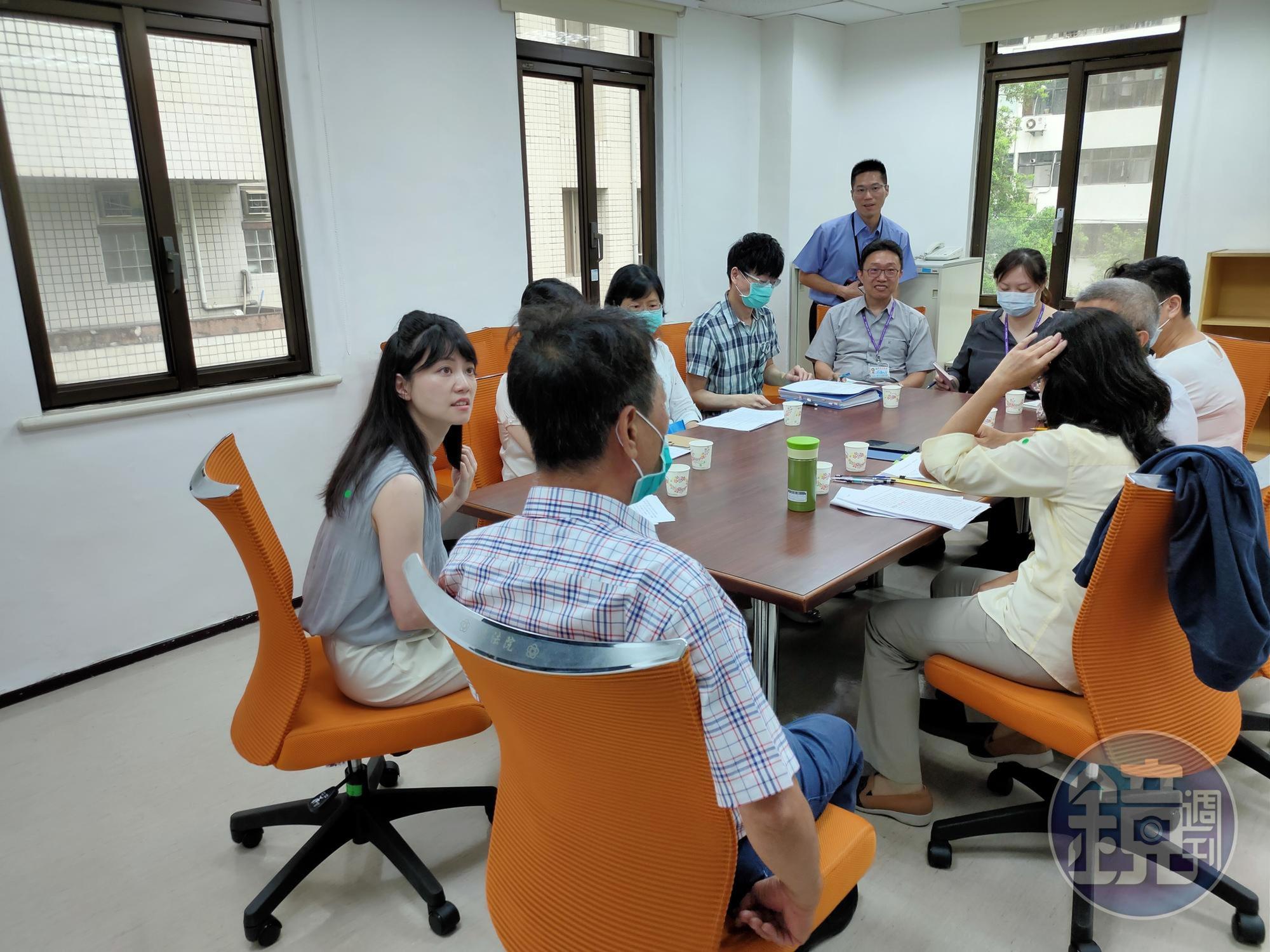 民進黨立委高嘉瑜今為張姓大亨印鑑證明案開協調會。
