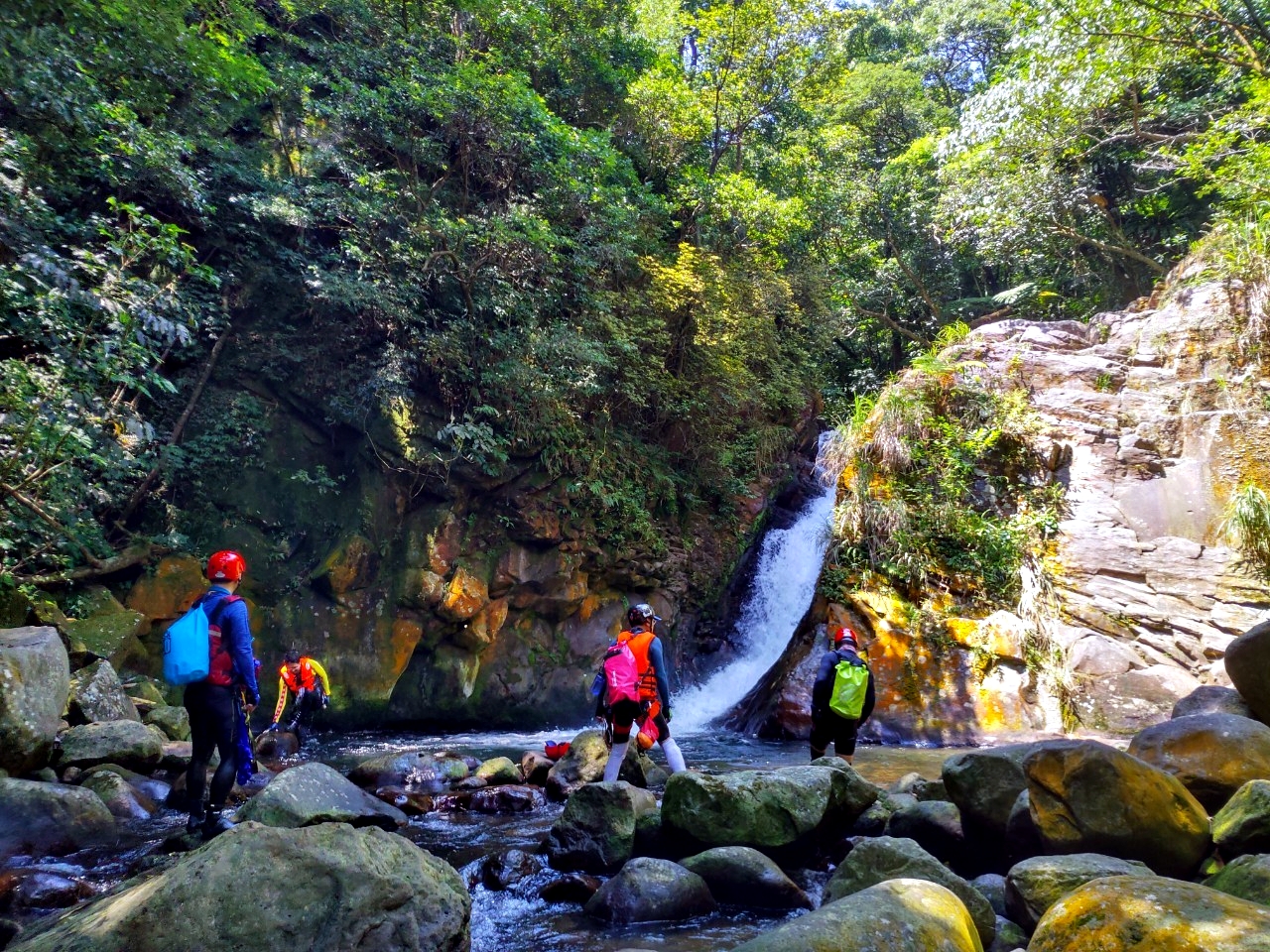 老梅瀑布需經由溯溪到達，因此人潮相當稀少。