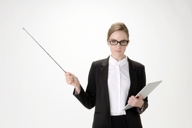 女老師引誘男學生傳送不雅照，並侵犯男學生。（示意圖非當事人、Photo AC）