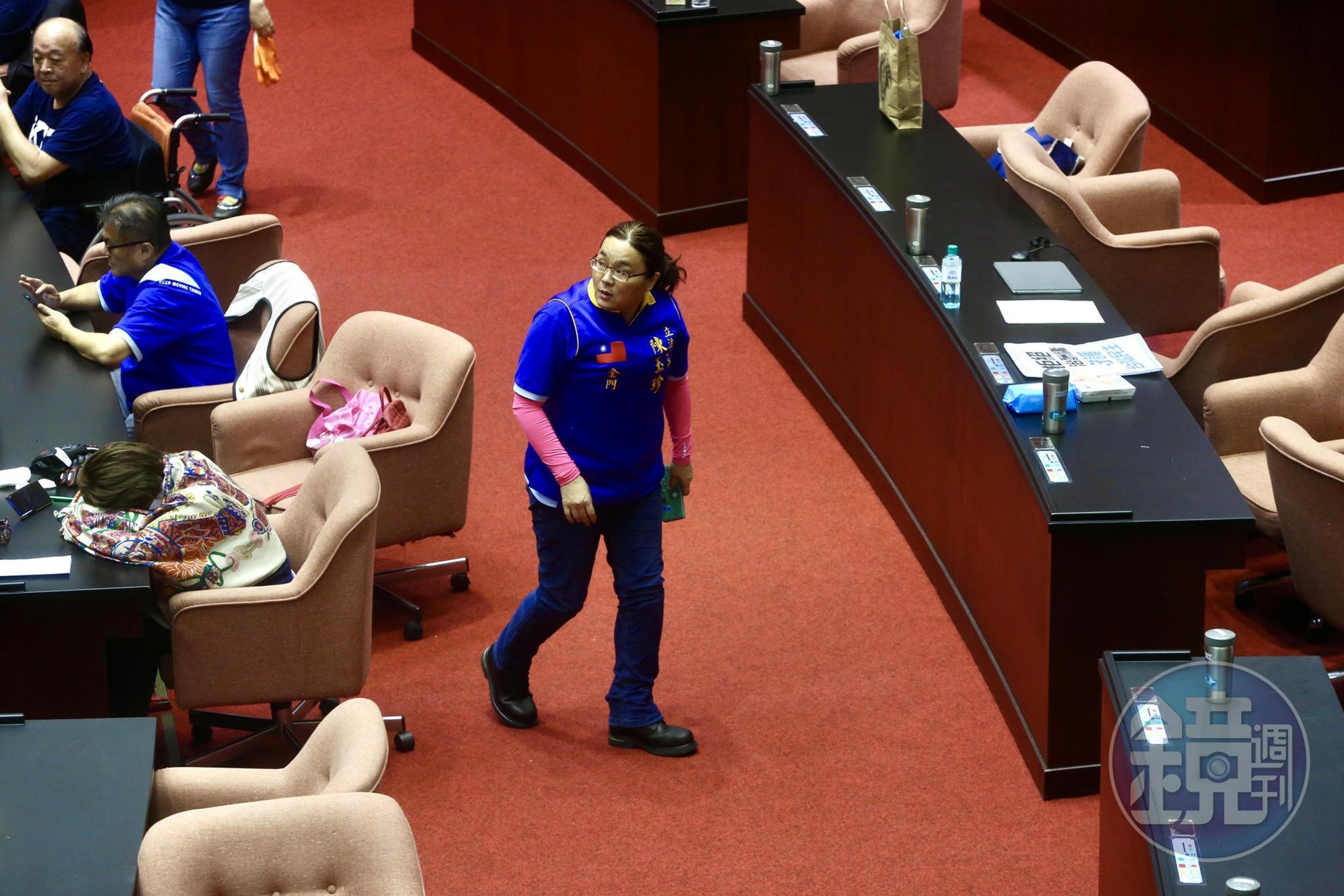 國民黨立委陳玉珍今在議場內穿上新買的工作鞋。