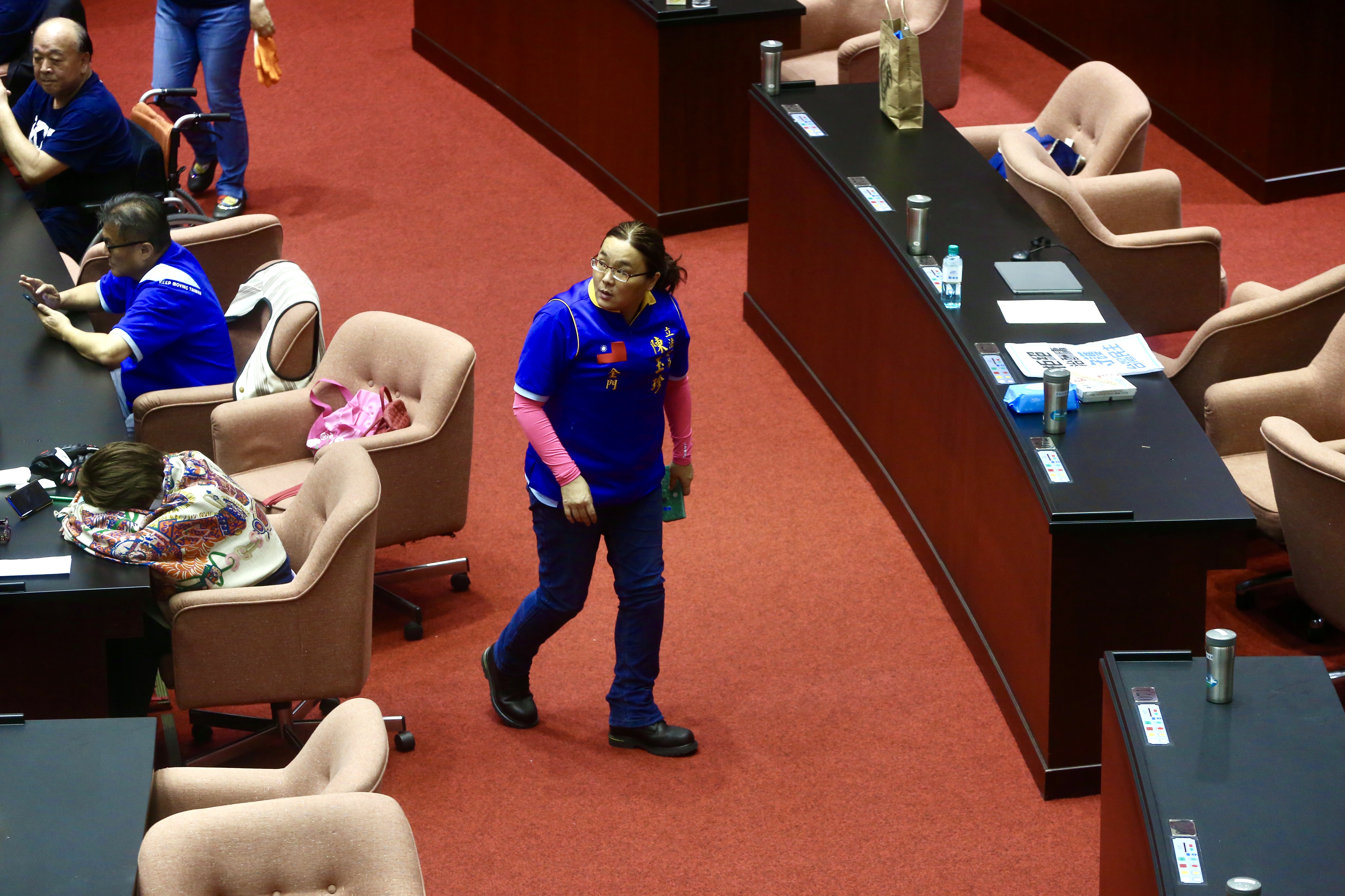 國民黨立委陳玉珍今在議場內穿上新買的工作鞋。