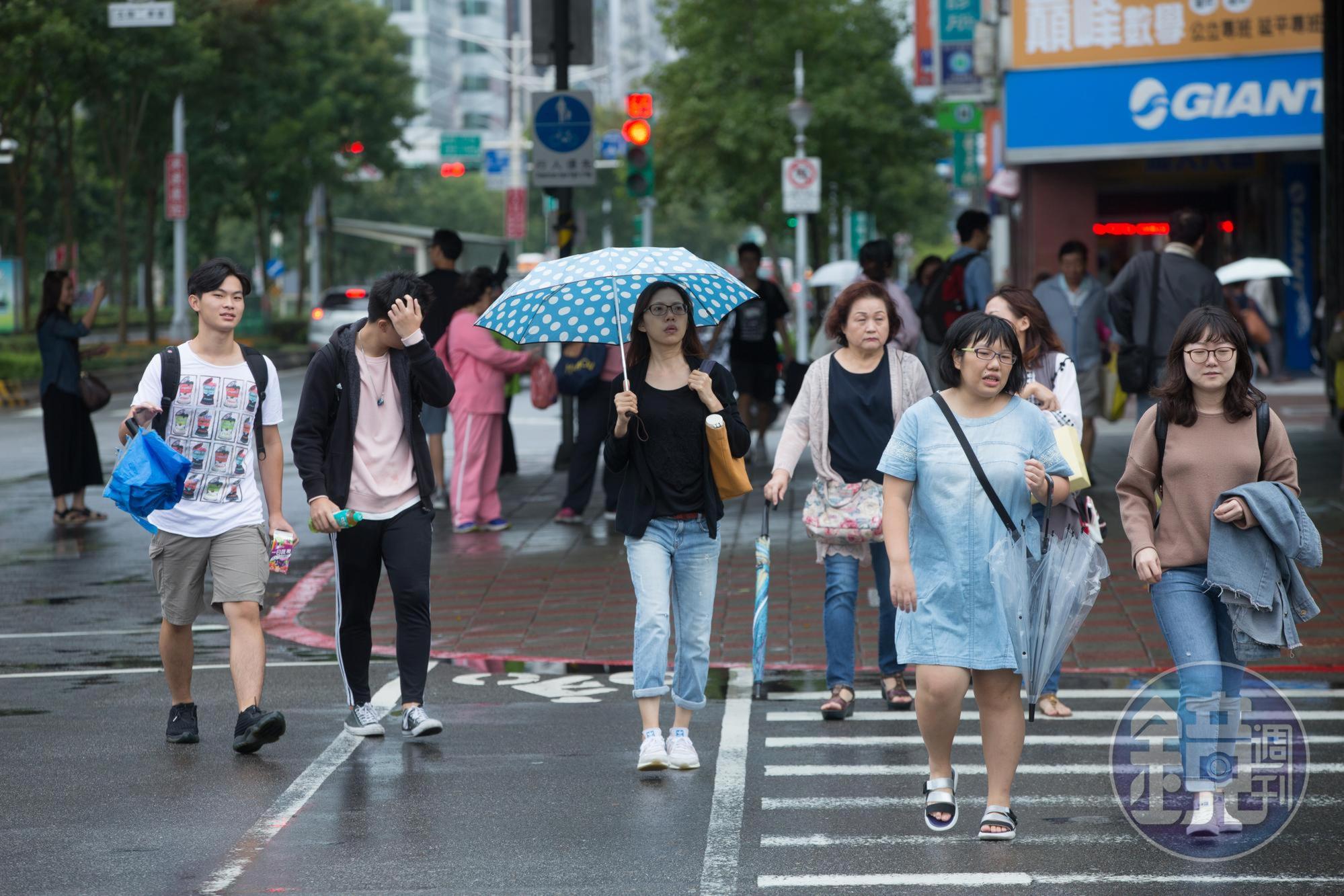 中央氣象局針對全台11縣市,發布「大雨特報」。