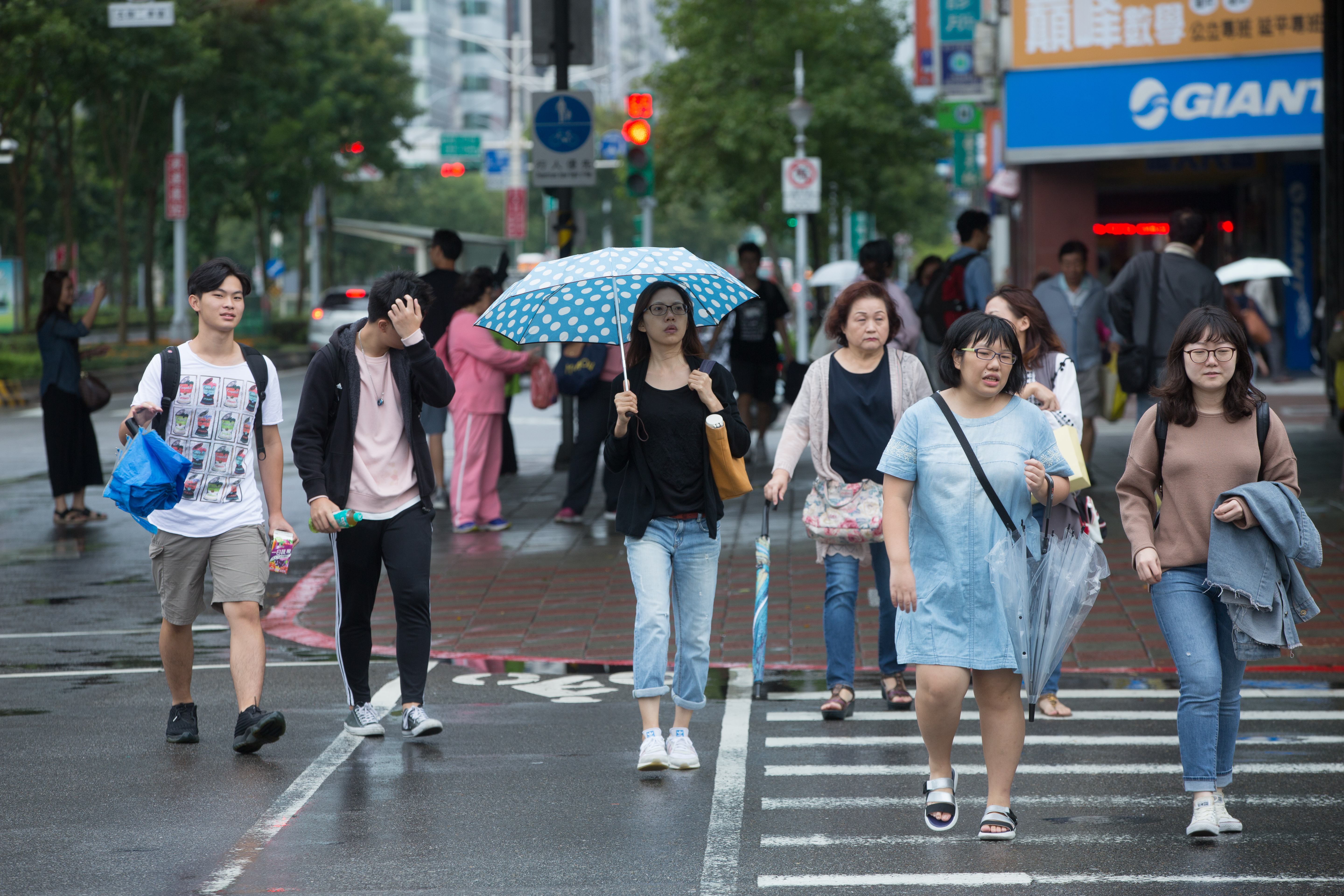 中央氣象局針對全台11縣市，發布「大雨特報」。
